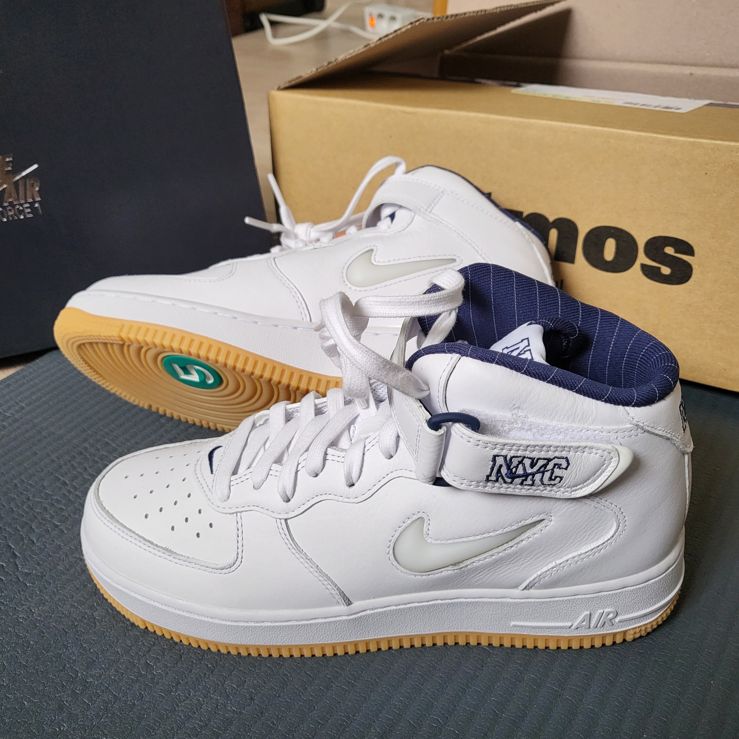 Nike Air Force 1 Mid QS NYC White Midnight Navy 착용 스타일 - 1