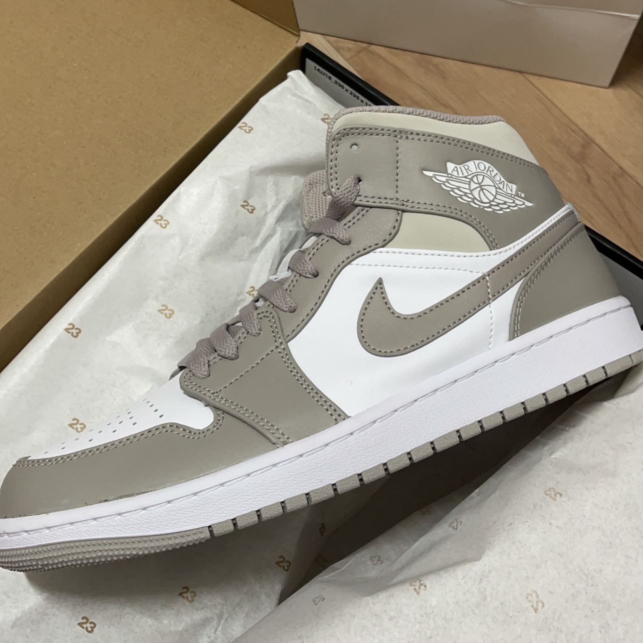 Jordan 1 Mid College Grey 착용 스타일 - 3