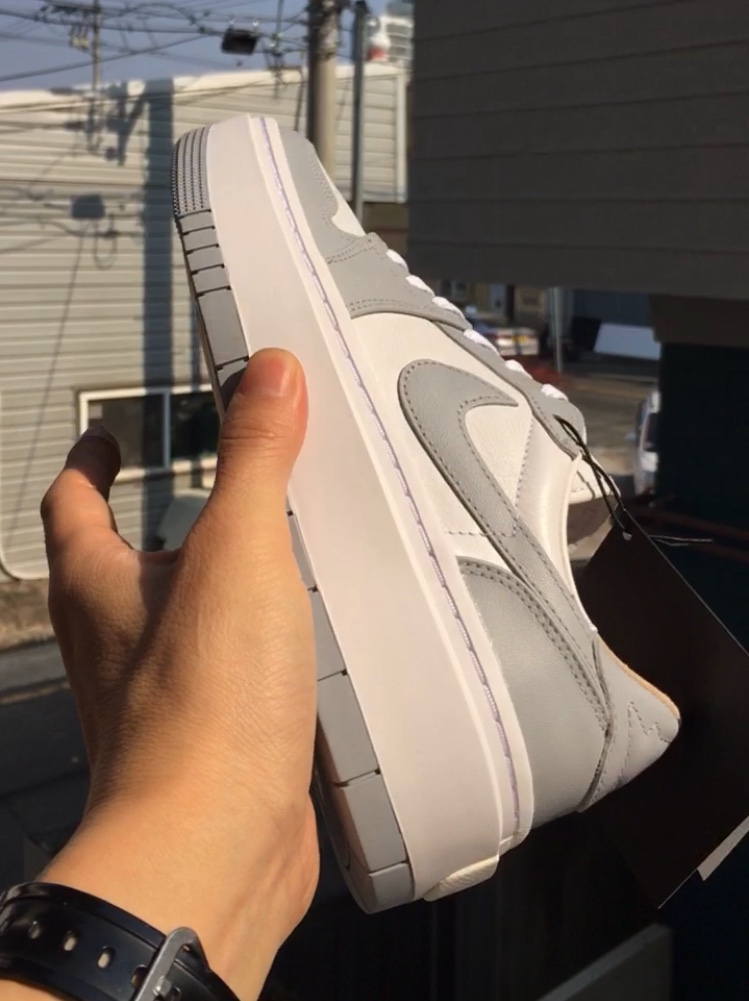 (W) Jordan 1 Elevate Low White and Wolf Grey 착용 스타일 - 3