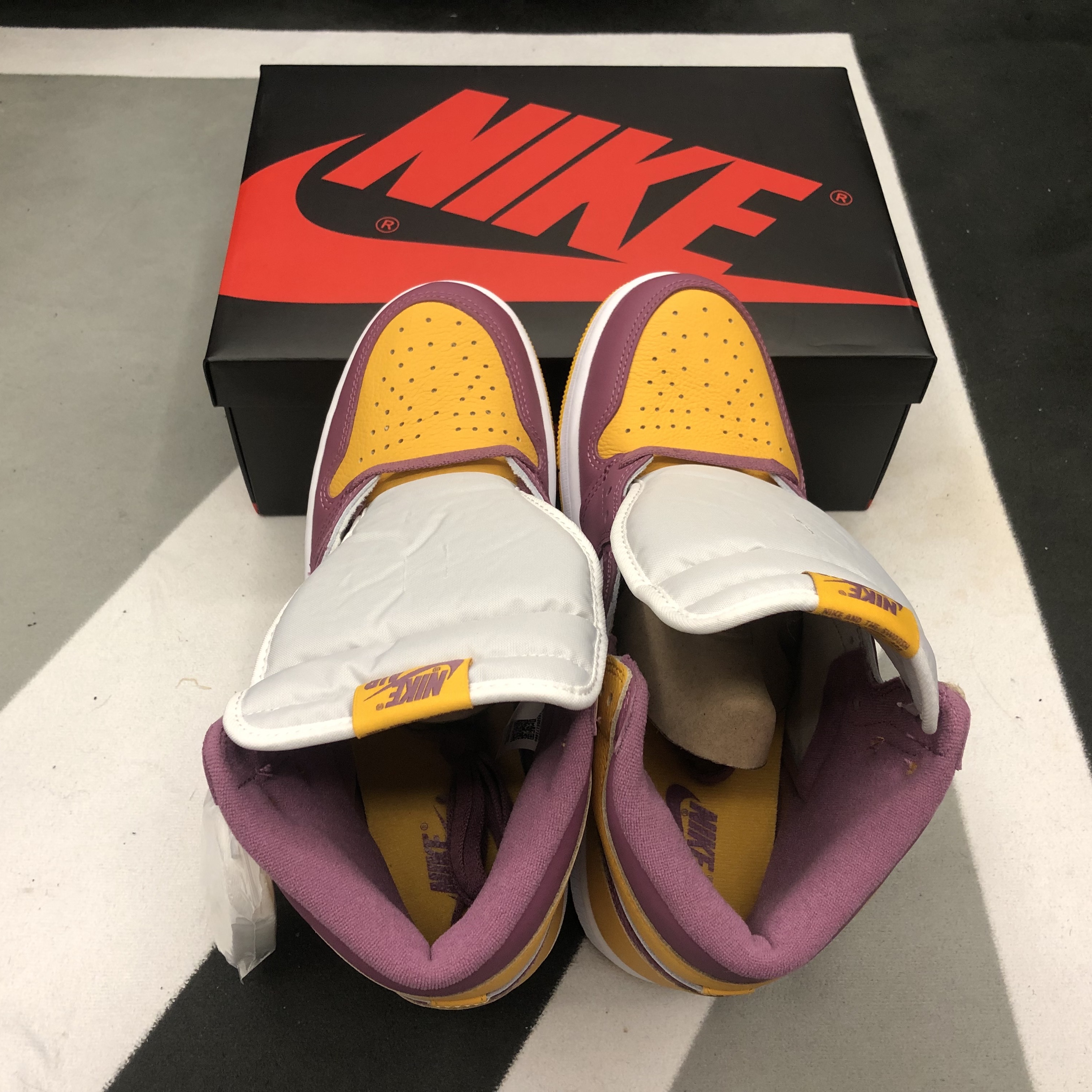 Jordan 1 Retro High OG University Gold Light Bordeaux 착용 스타일 - 4