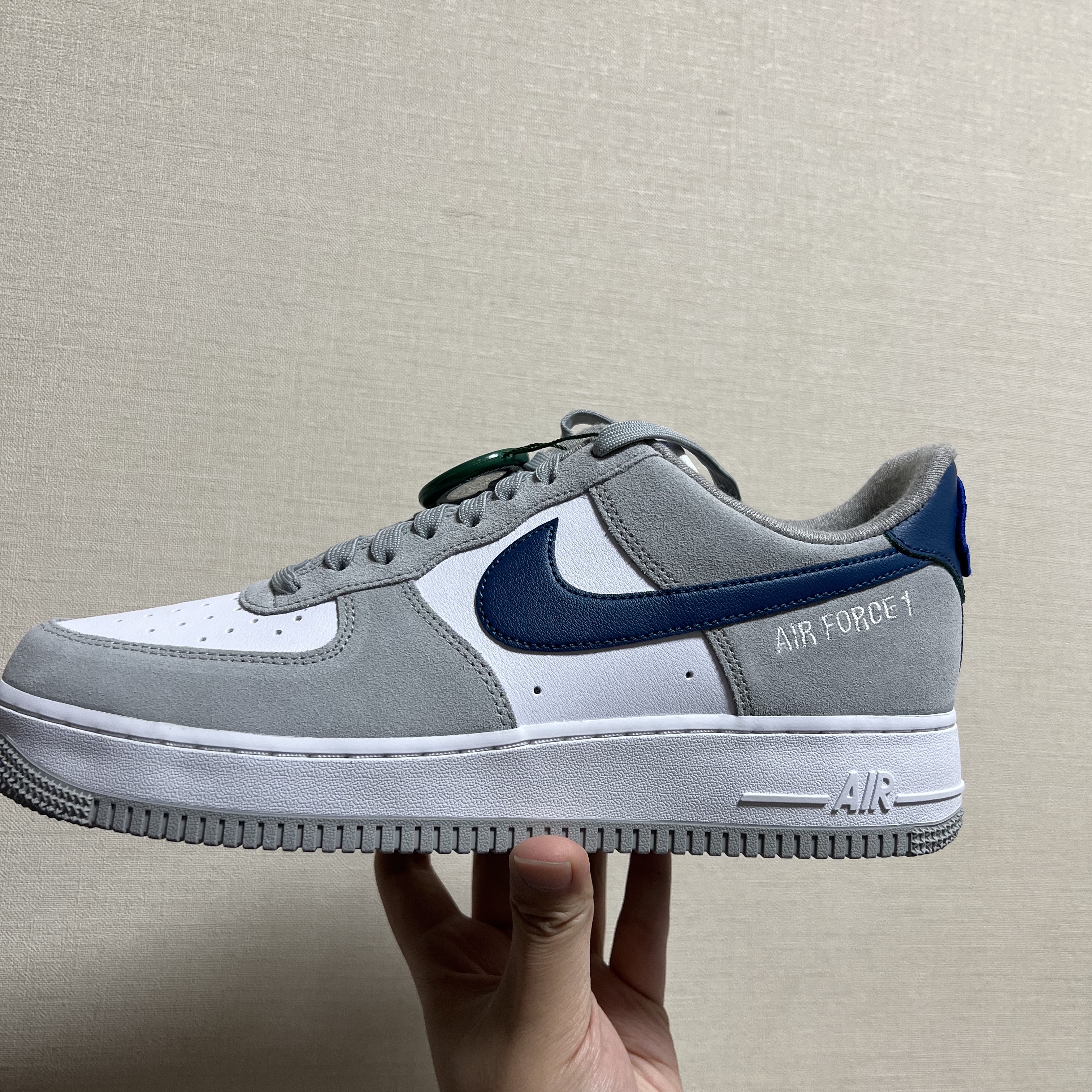 Nike Air Force 1 '07 LV8 Athletic Club Light Smoke Grey Marina 착용 스타일
