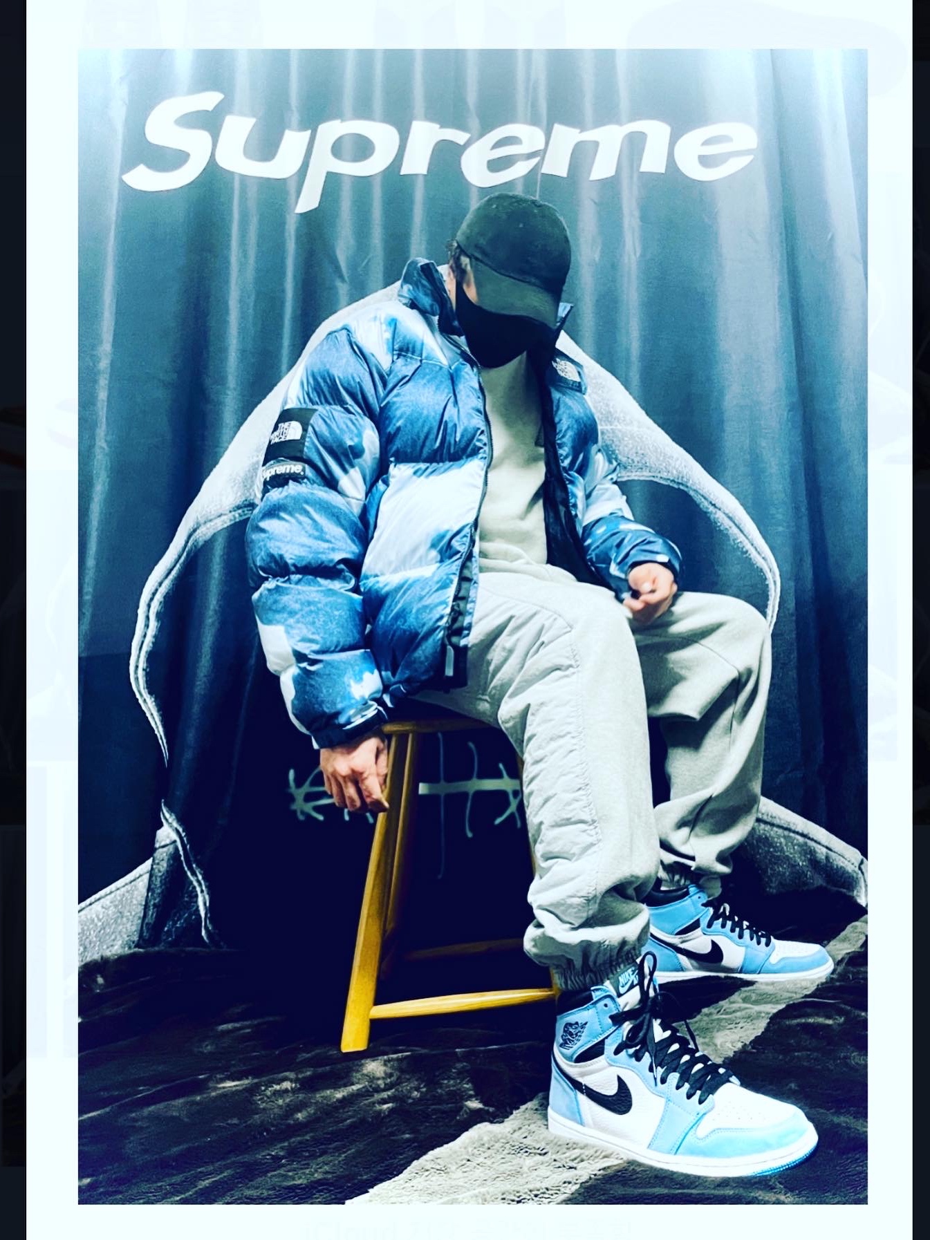 Supreme x The North Face Bleached Denim Print Nuptse Jacket Indigo - 21FW, Jordan 1 Retro High OG University Blue 착용 스타일 - 2