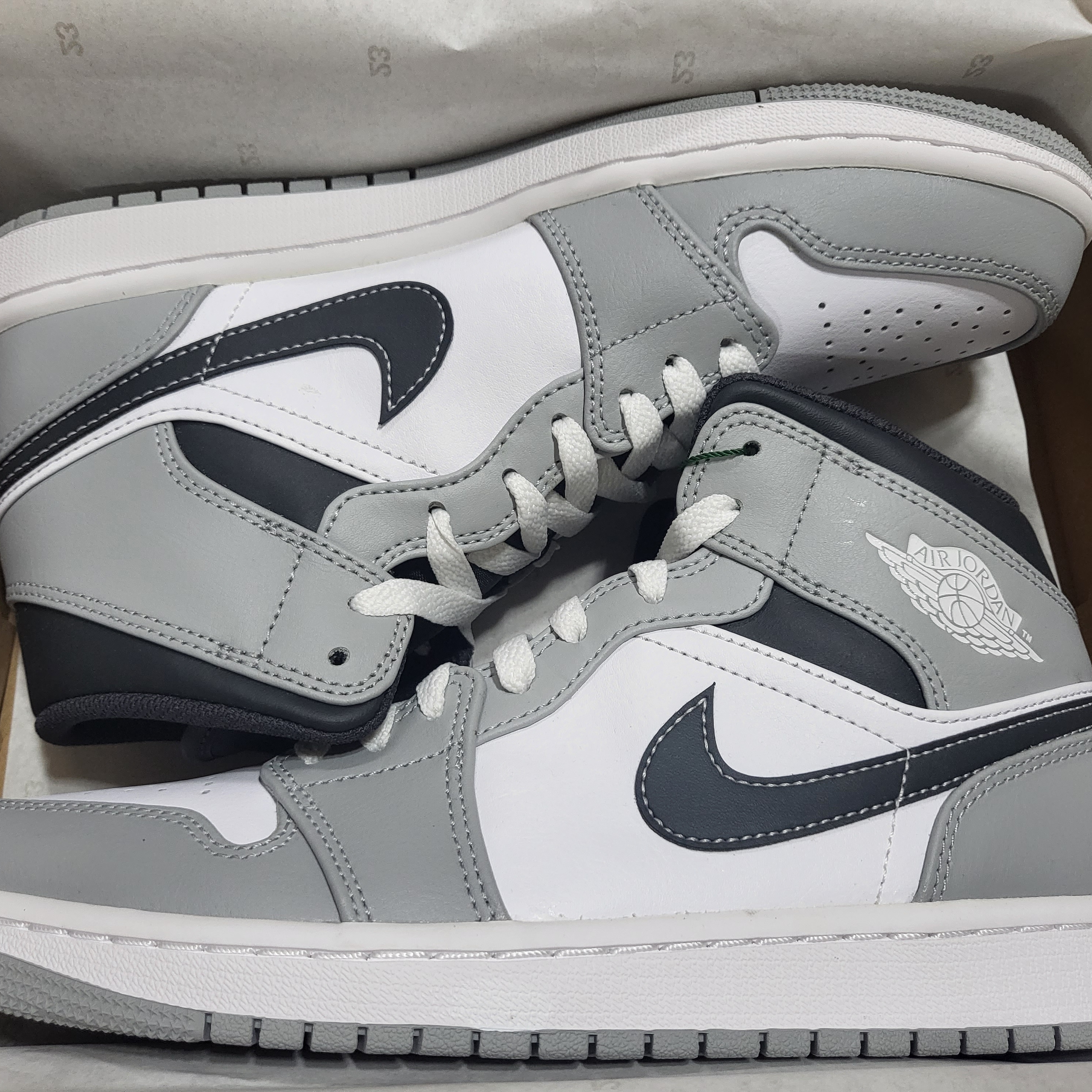 Jordan 1 Mid Light Smoke Grey Anthracite 착용 스타일 - 1