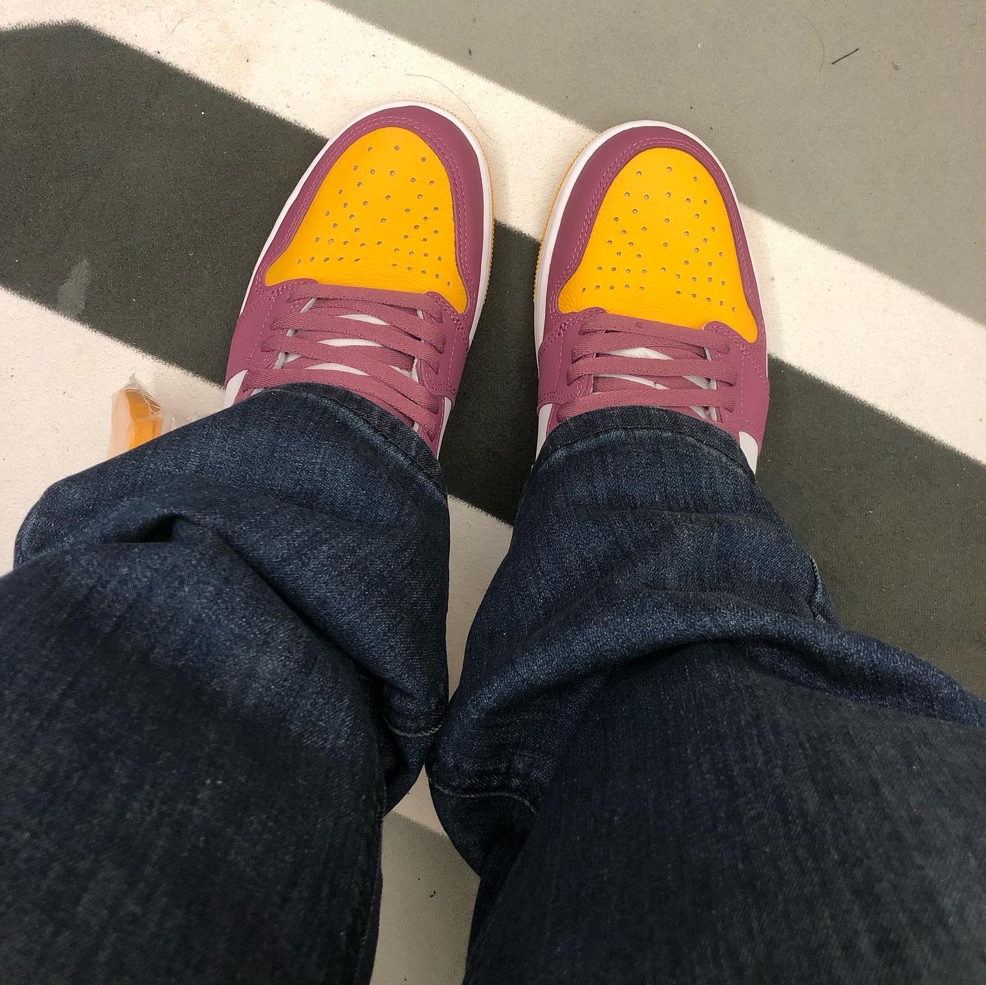 Jordan 1 Retro High OG University Gold Light Bordeaux, Jordan 1 Mid SE Siempre Familia 착용 스타일 - 3