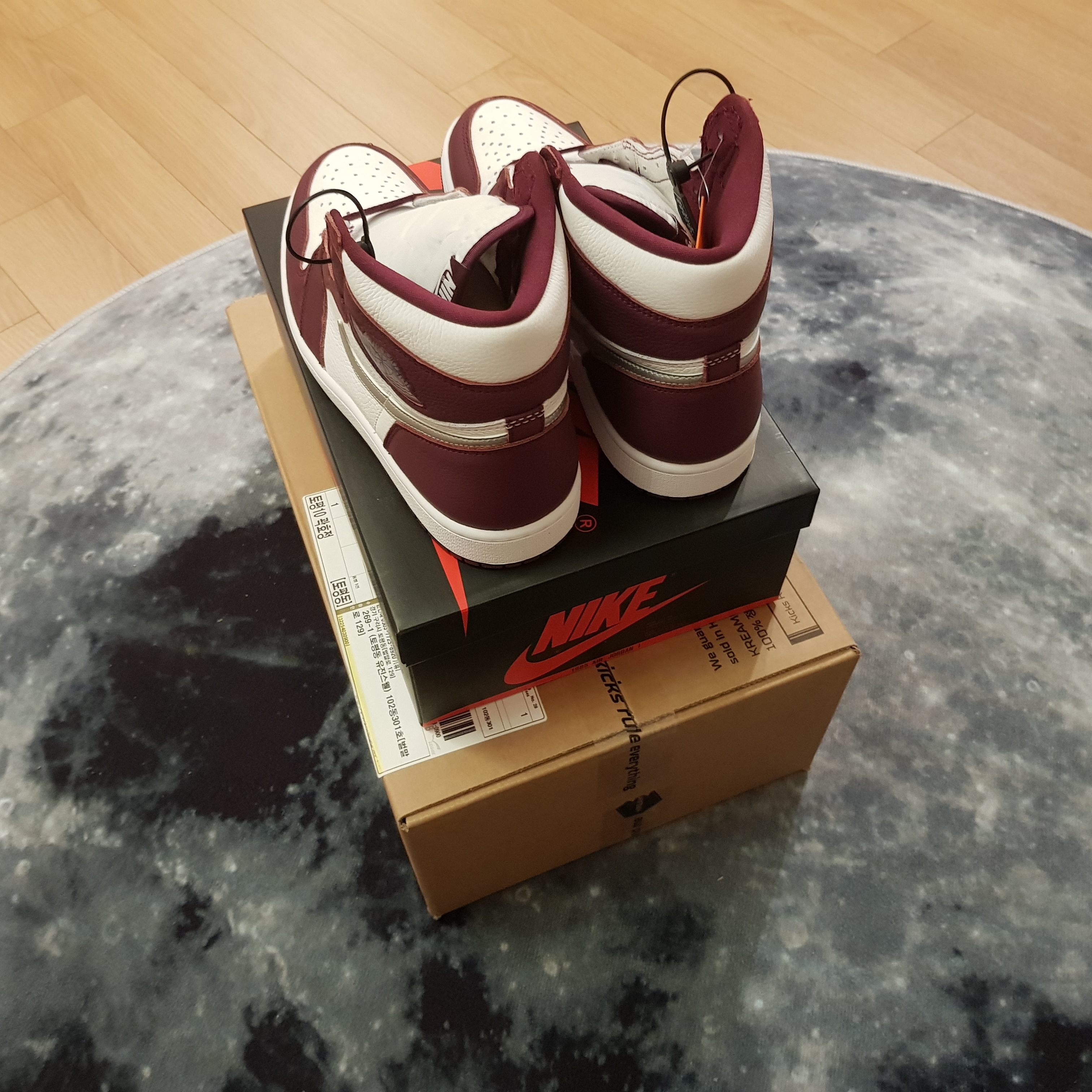 Jordan 1 Retro High OG Bordeaux 착용 스타일 - 2