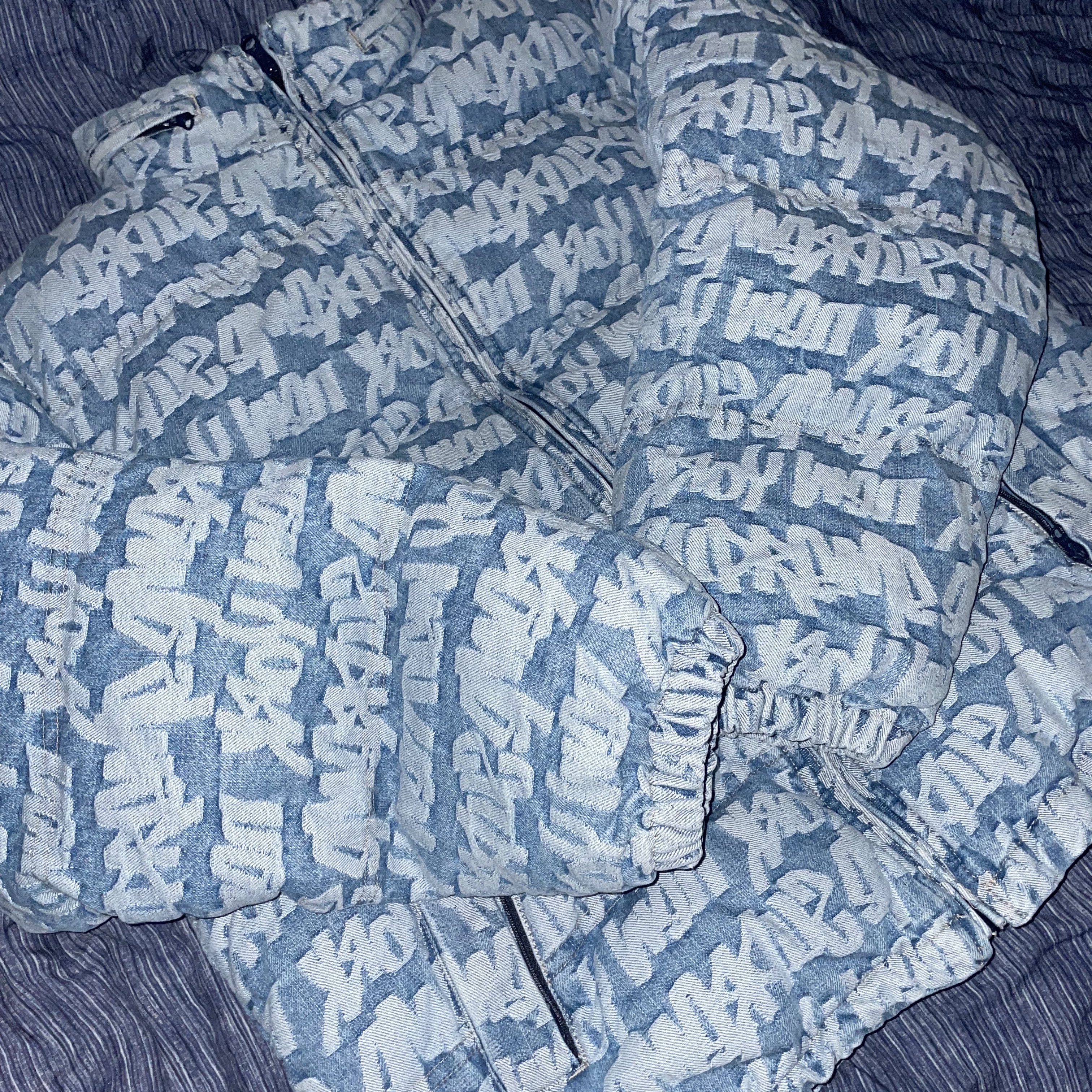Supreme Fat Tip Jacquard Denim Puffer Jacket Blue - 22SS 착용 스타일 - 2