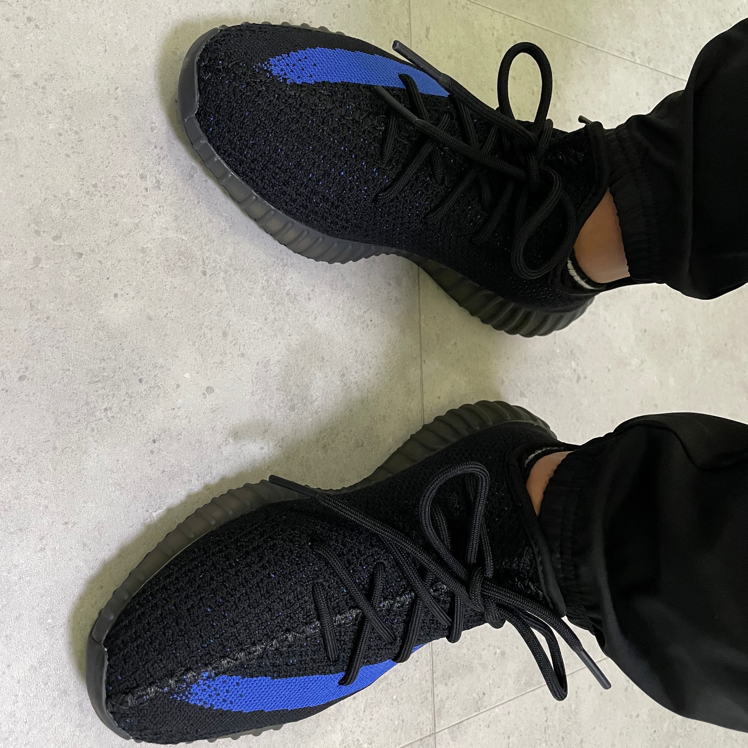 Adidas Yeezy Boost 350 V2 Dazzling Blue 착용 스타일 - 5