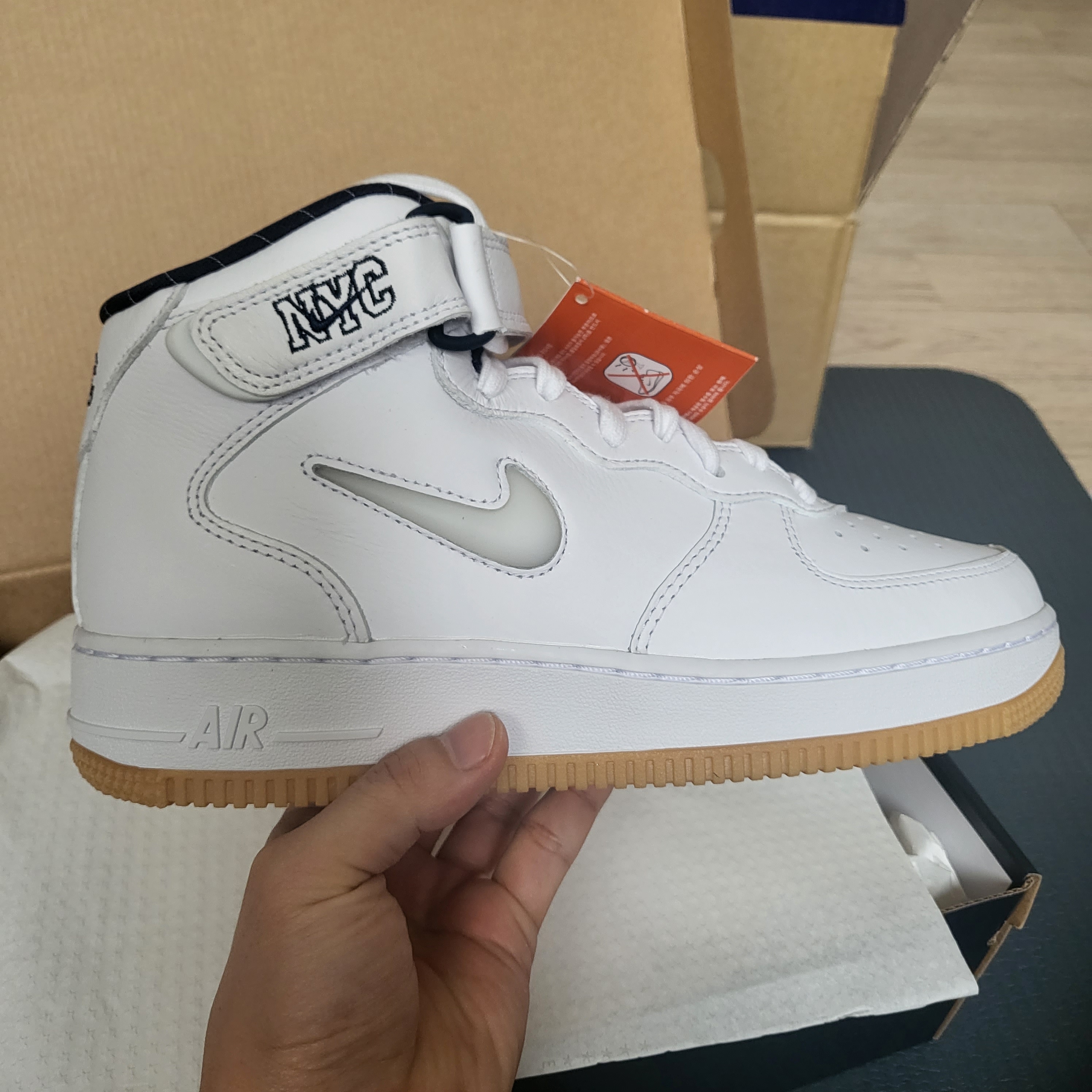 Nike Air Force 1 Mid QS NYC White Midnight Navy 착용 스타일 - 2