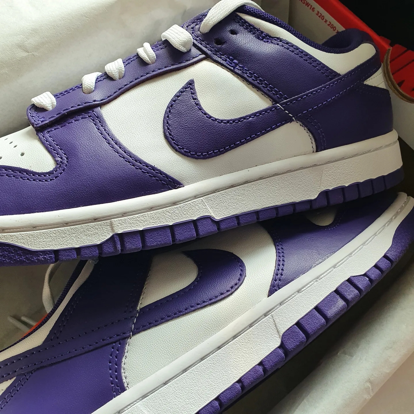 Nike Dunk Low Retro Championship Court Purple, Jordan 1 Retro High OG University Gold Light Bordeaux 착용 스타일 - 1