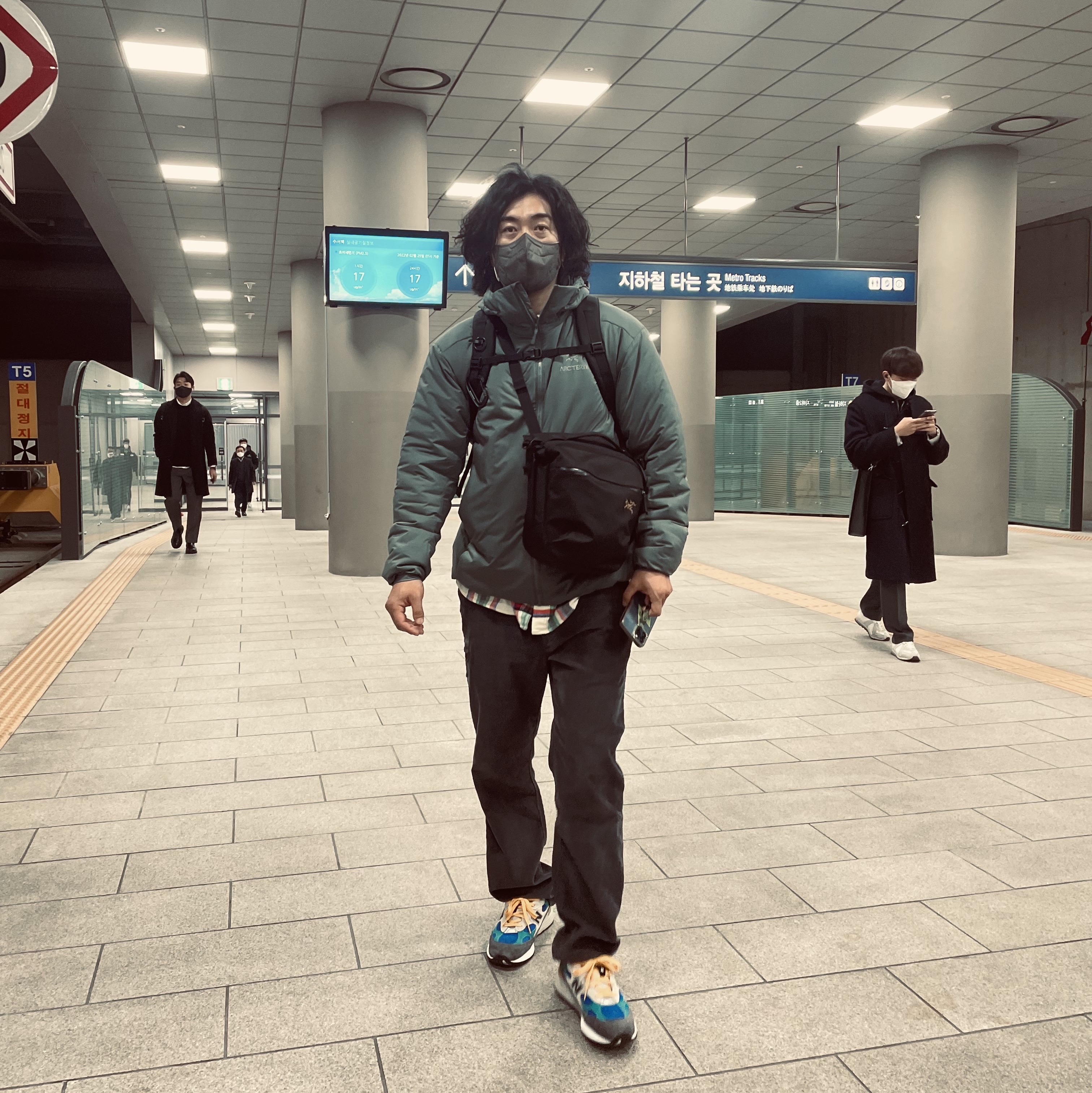 Arc'teryx Atom AR Hoody Microchip, Arc'teryx Arro 8 Shoulder Bag Black 착용 스타일