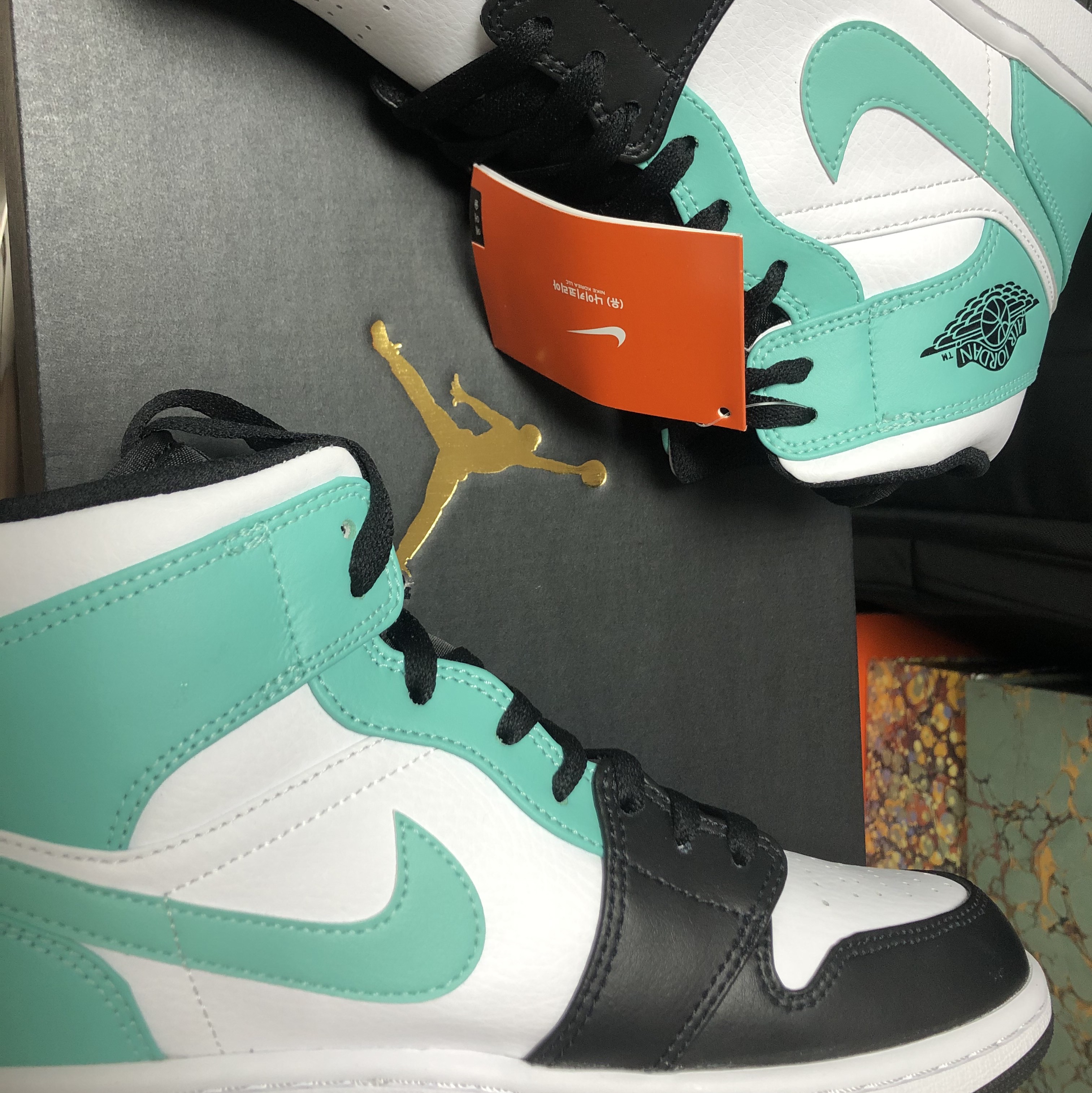 Jordan 1 Mid Tropical Twist 착용 스타일
