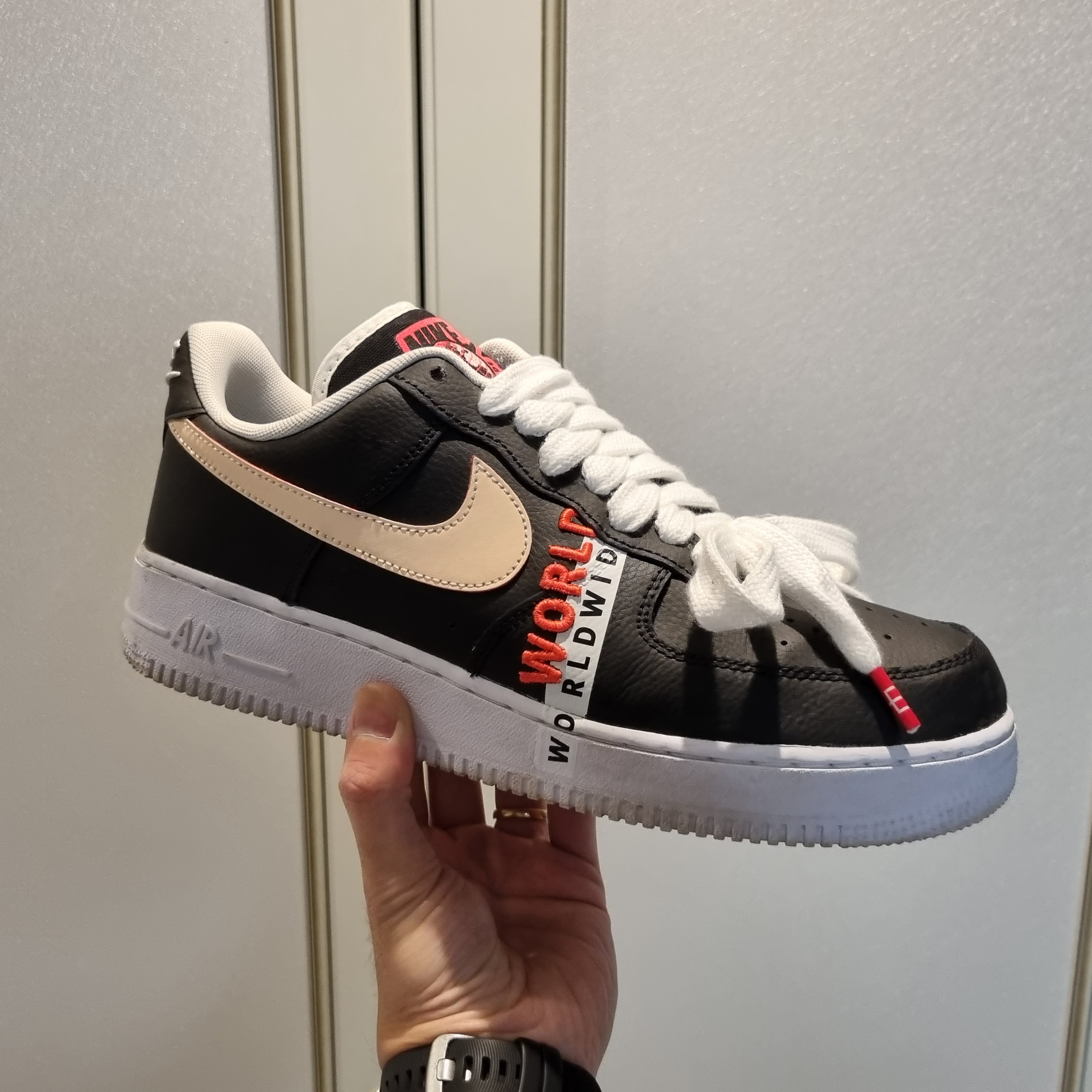 Nike Air Force 1 '07 LV8 Worldwide Pack Black Crimson 착용 스타일 - 2