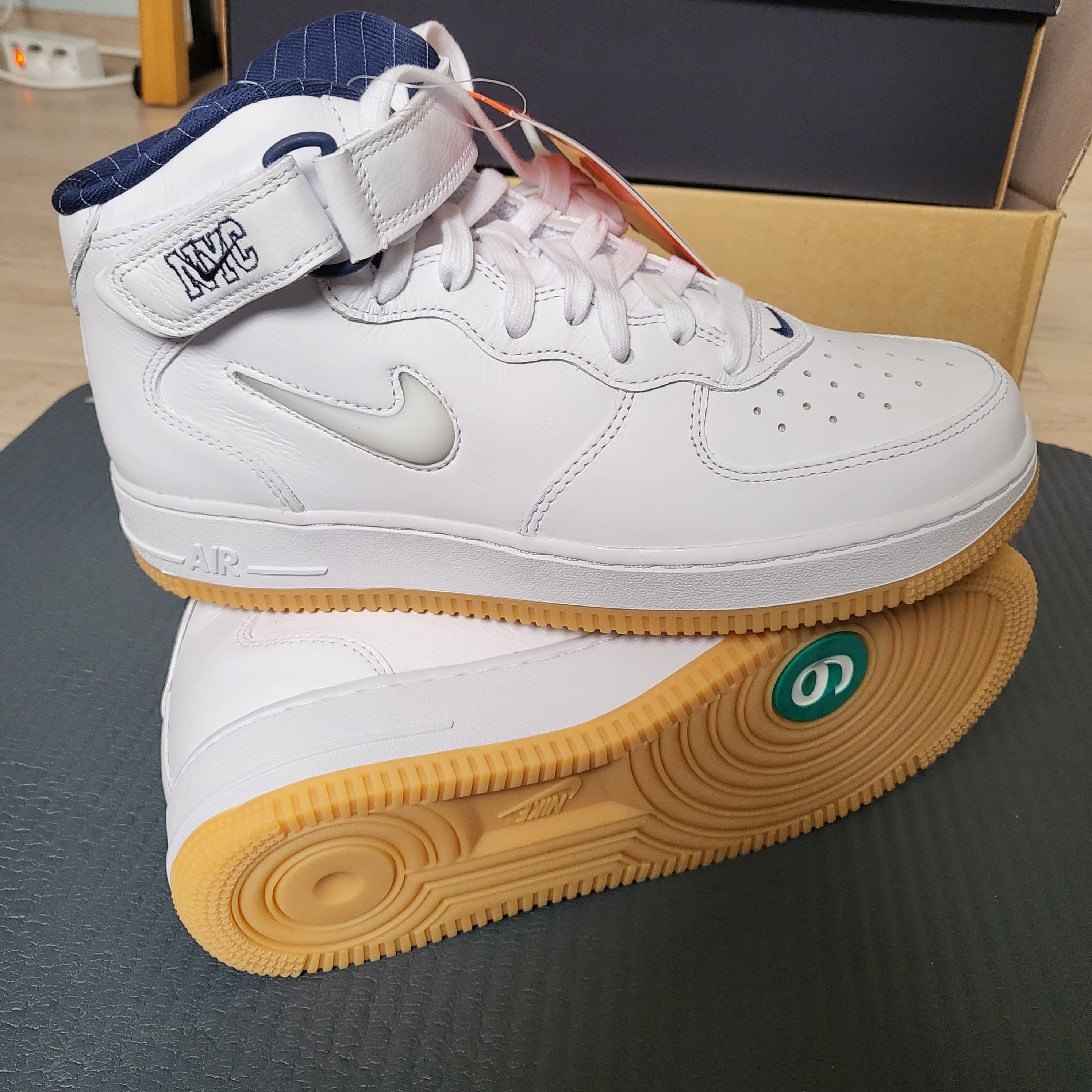 Nike Air Force 1 Mid QS NYC White Midnight Navy 착용 스타일 - 3