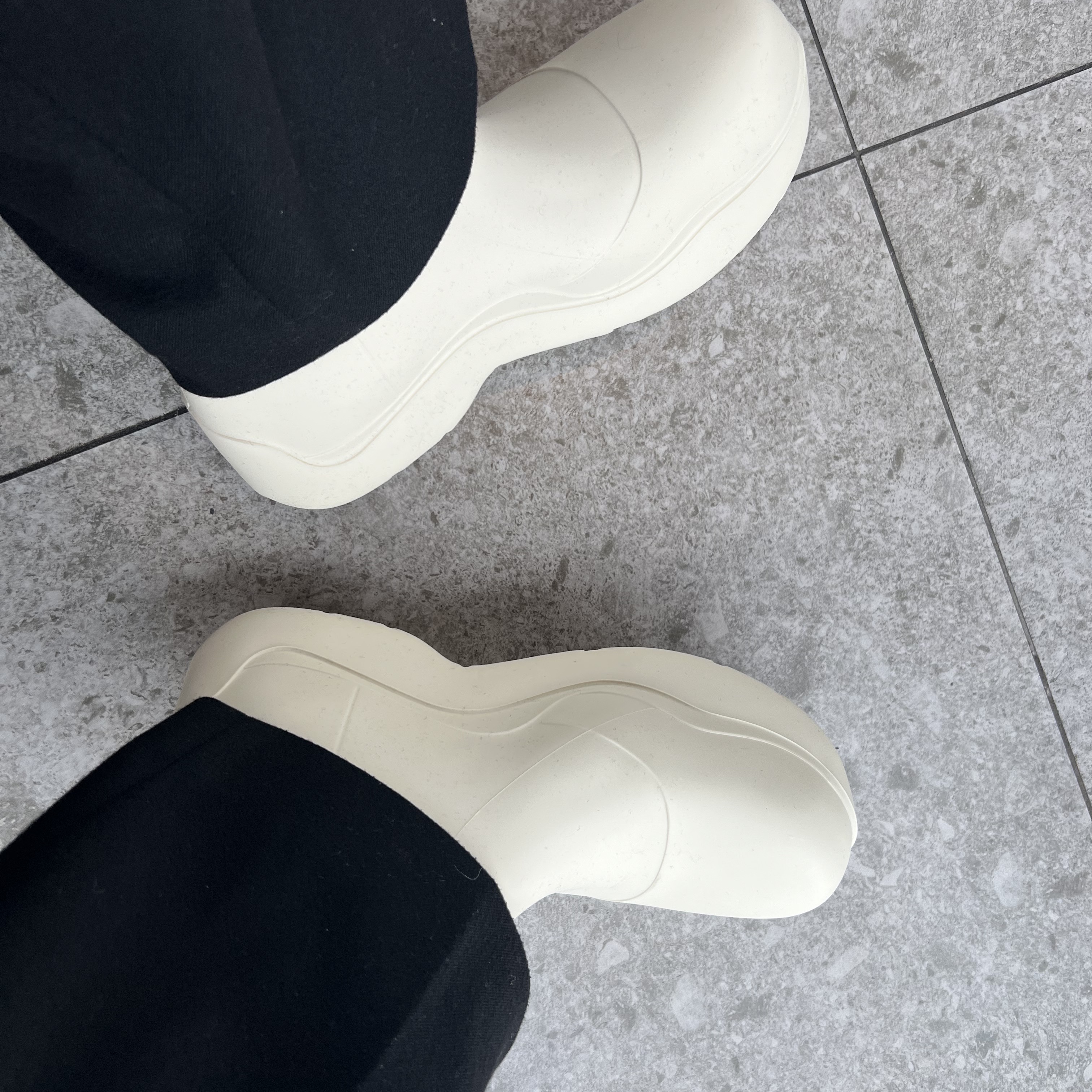 Bottega Veneta Puddle Ankle Boots Sea Salt 착용 스타일 - 1