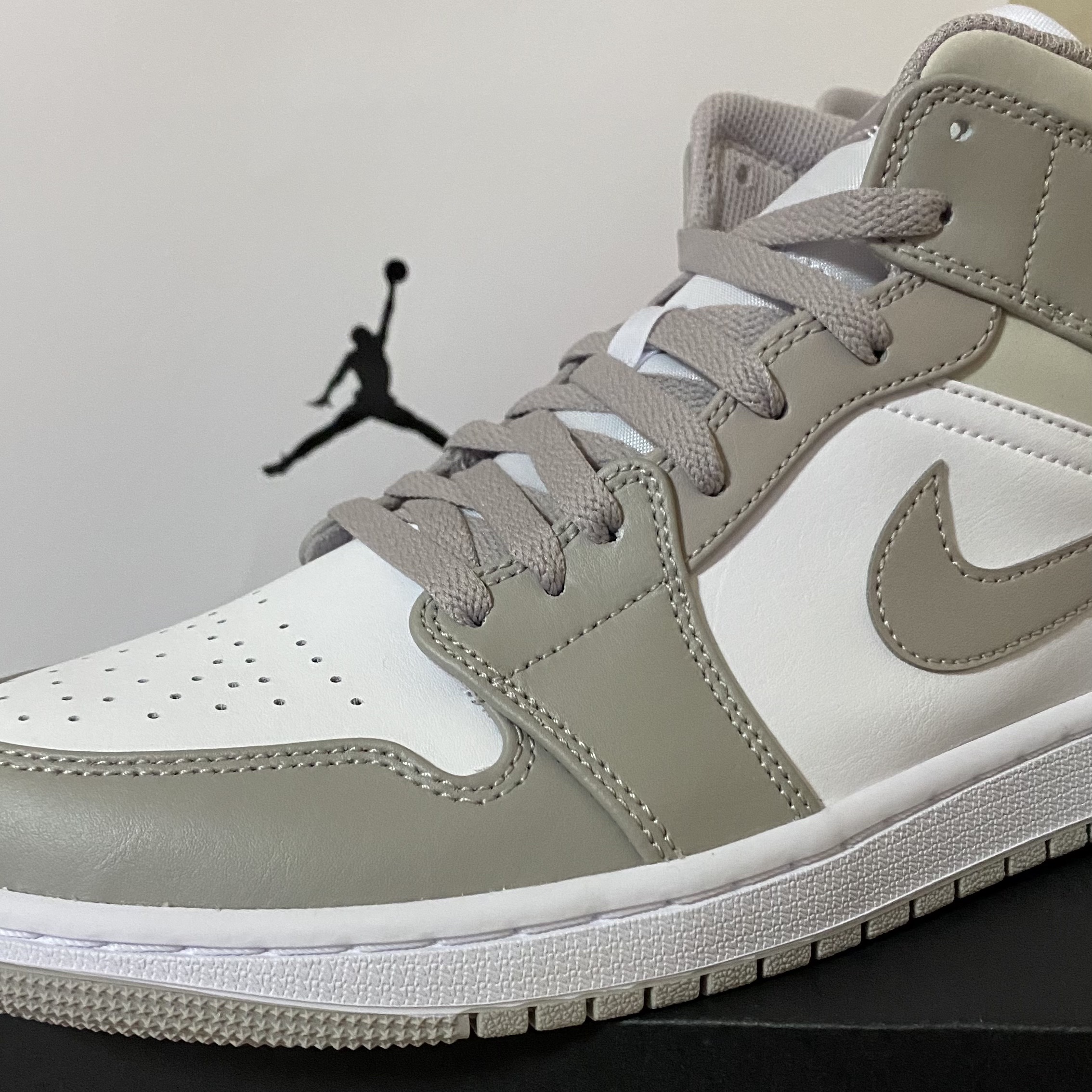 Jordan 1 Mid College Grey 착용 스타일 - 2