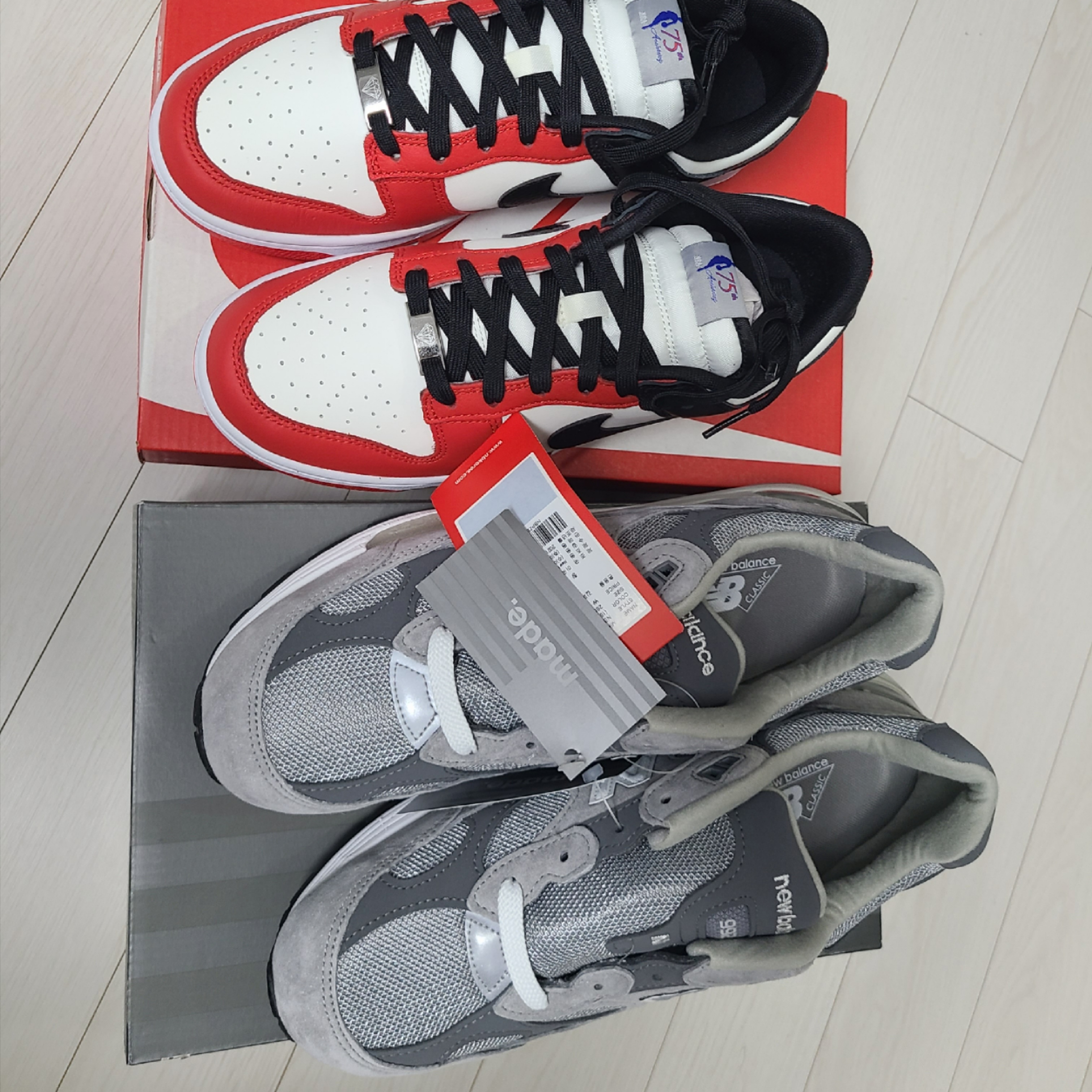 New Balance 992 Made in USA Grey - D Standard, Nike x NBA Dunk Low Retro EMB Black and Chile Red 착용 스타일 - 1