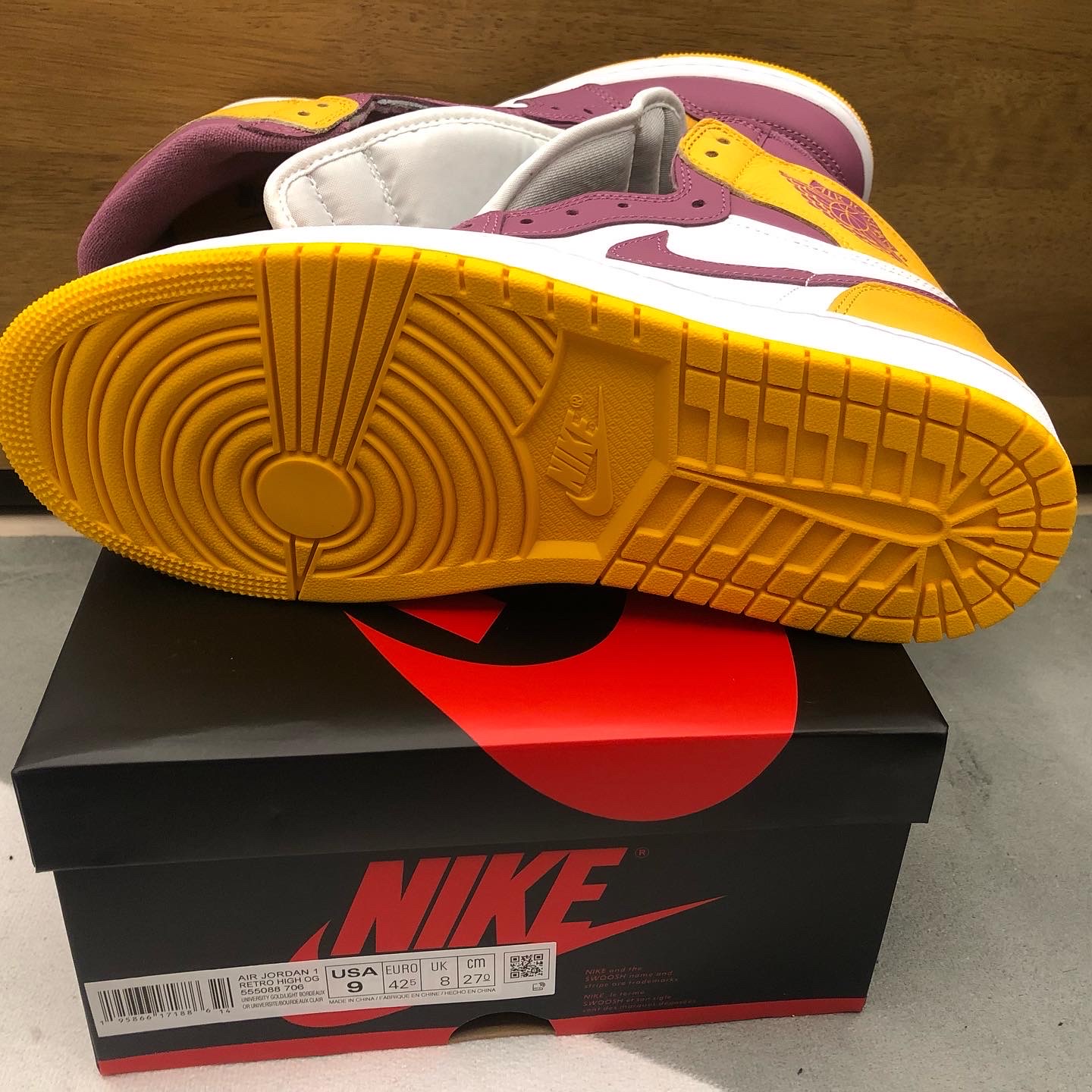 Jordan 1 Retro High OG University Gold Light Bordeaux, Jordan 1 Mid SE Siempre Familia 착용 스타일 - 2