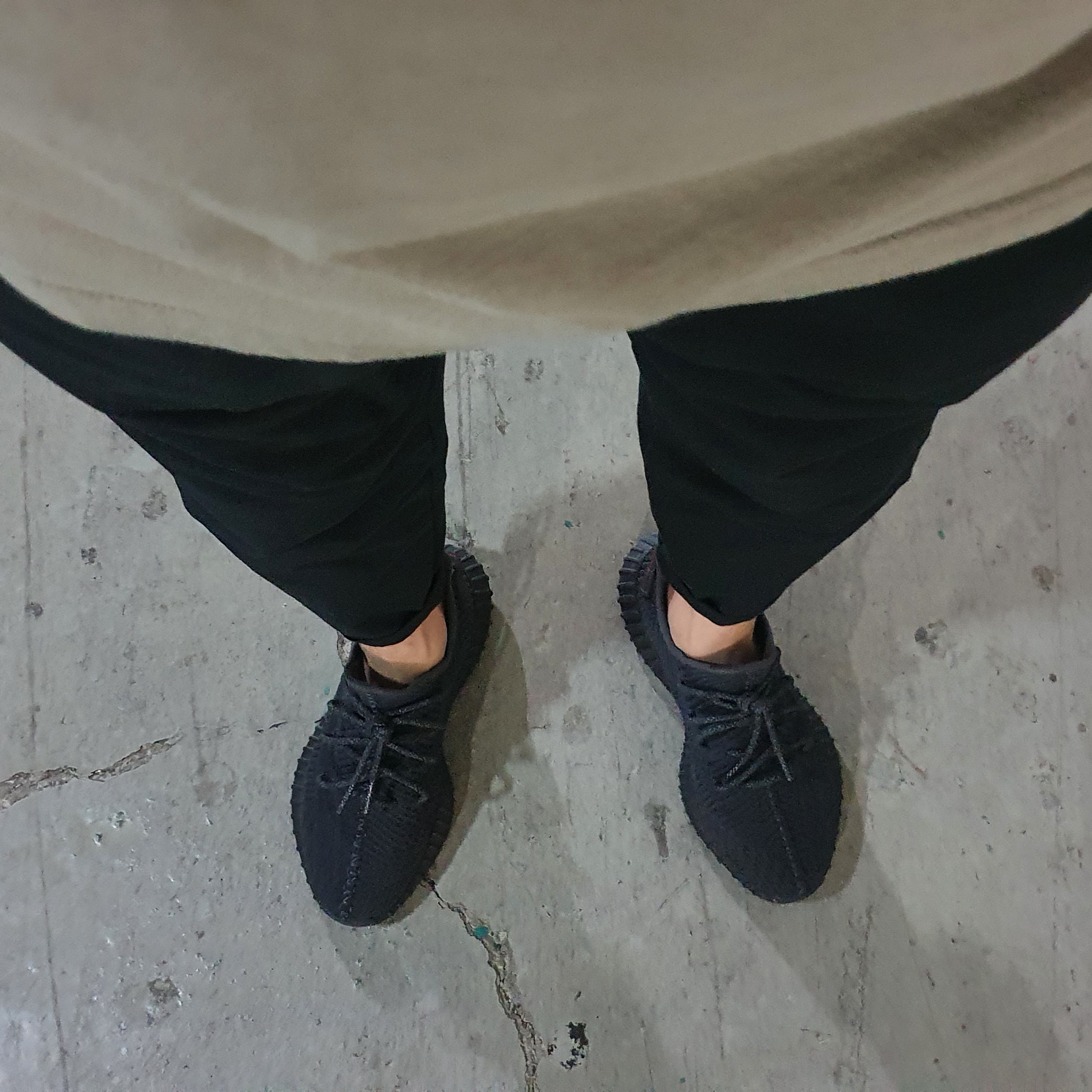 Adidas Yeezy Boost 350 V2 Black - Non-Reflective 착용 스타일
