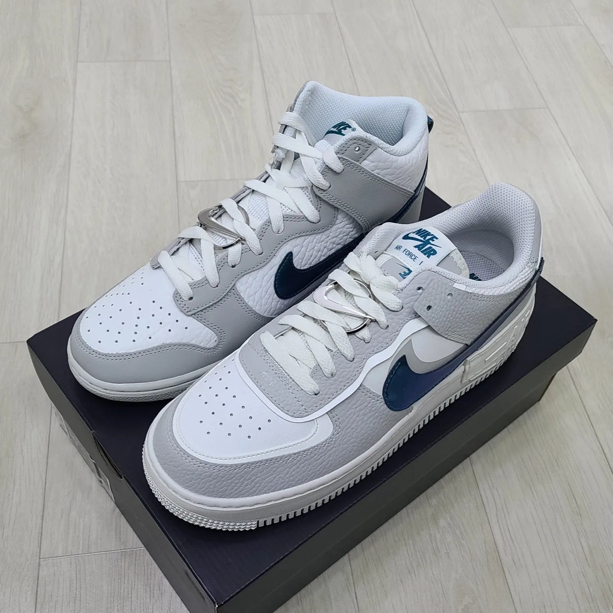 (W) Nike Dunk High Ring Bling, (W) Nike Air Force 1 Shadow Grey Fog Bright Spruce 착용 스타일 - 4