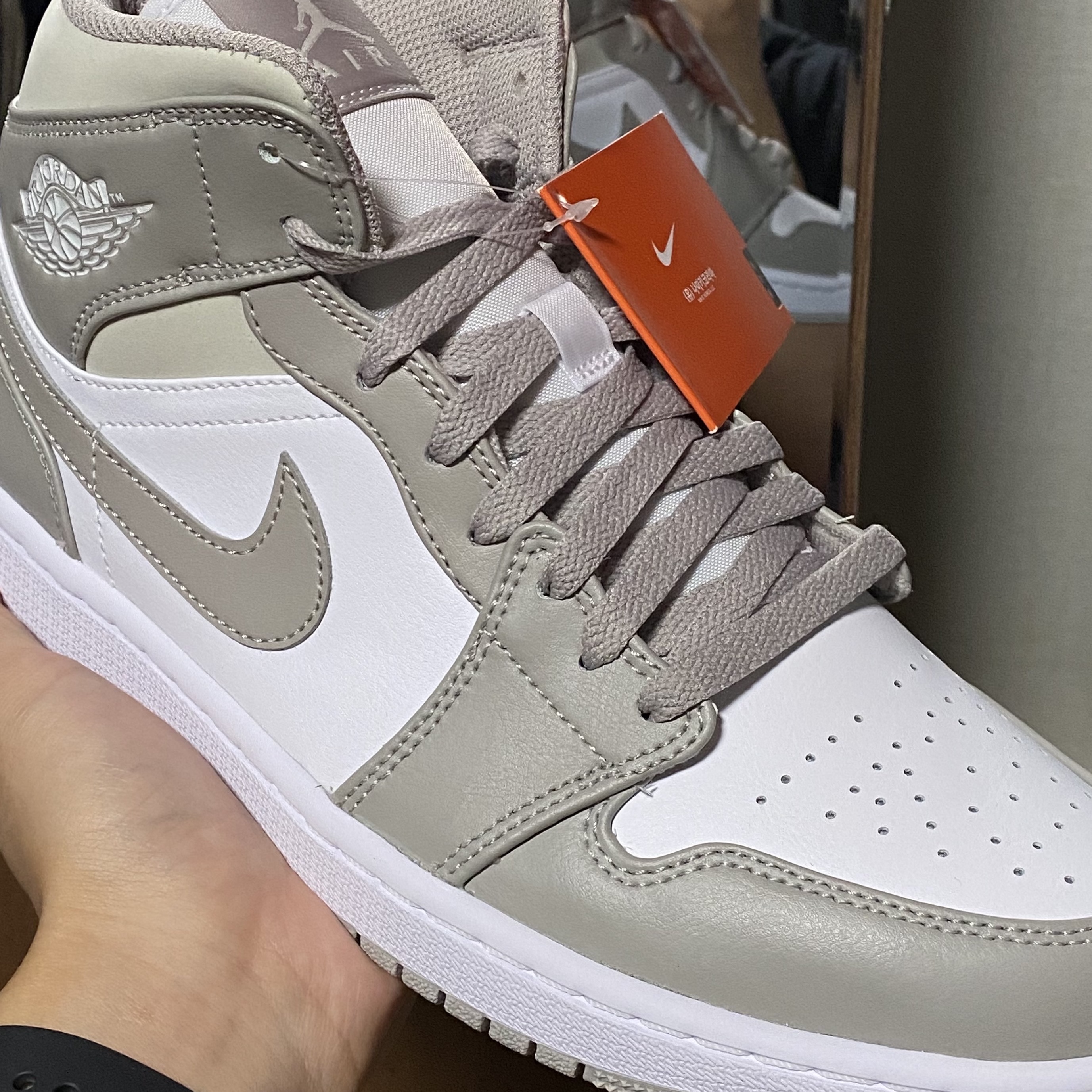Jordan 1 Mid College Grey 착용 스타일 - 2