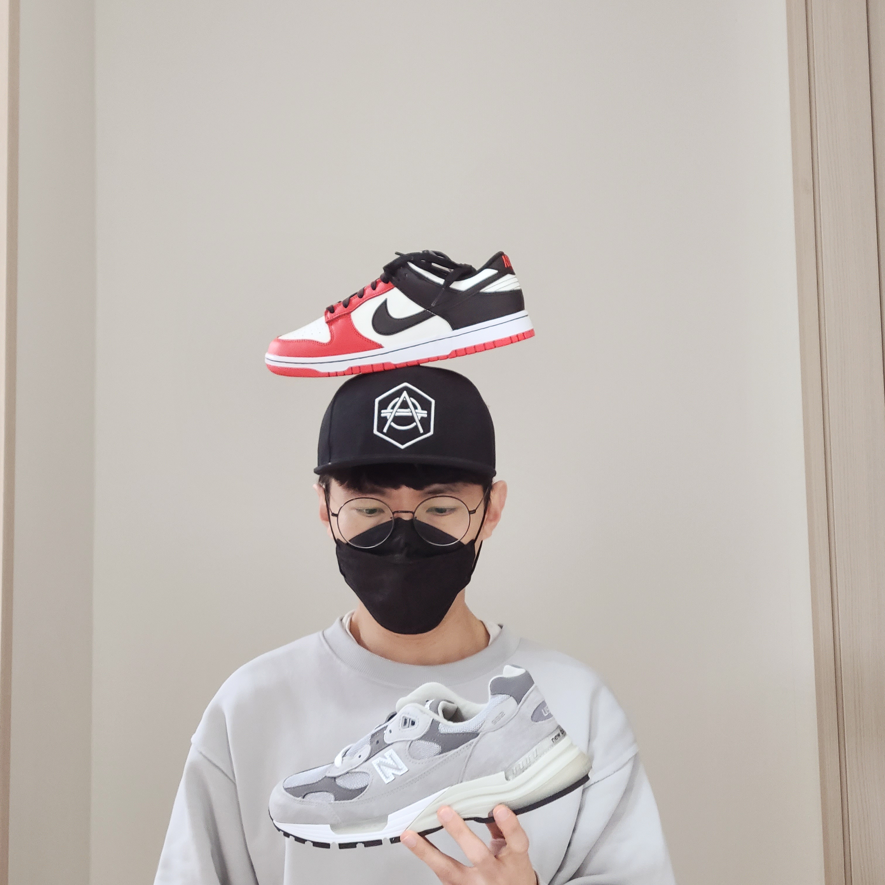 New Balance 992 Made in USA Grey - D Standard, Nike x NBA Dunk Low Retro EMB Black and Chile Red 착용 스타일 - 2
