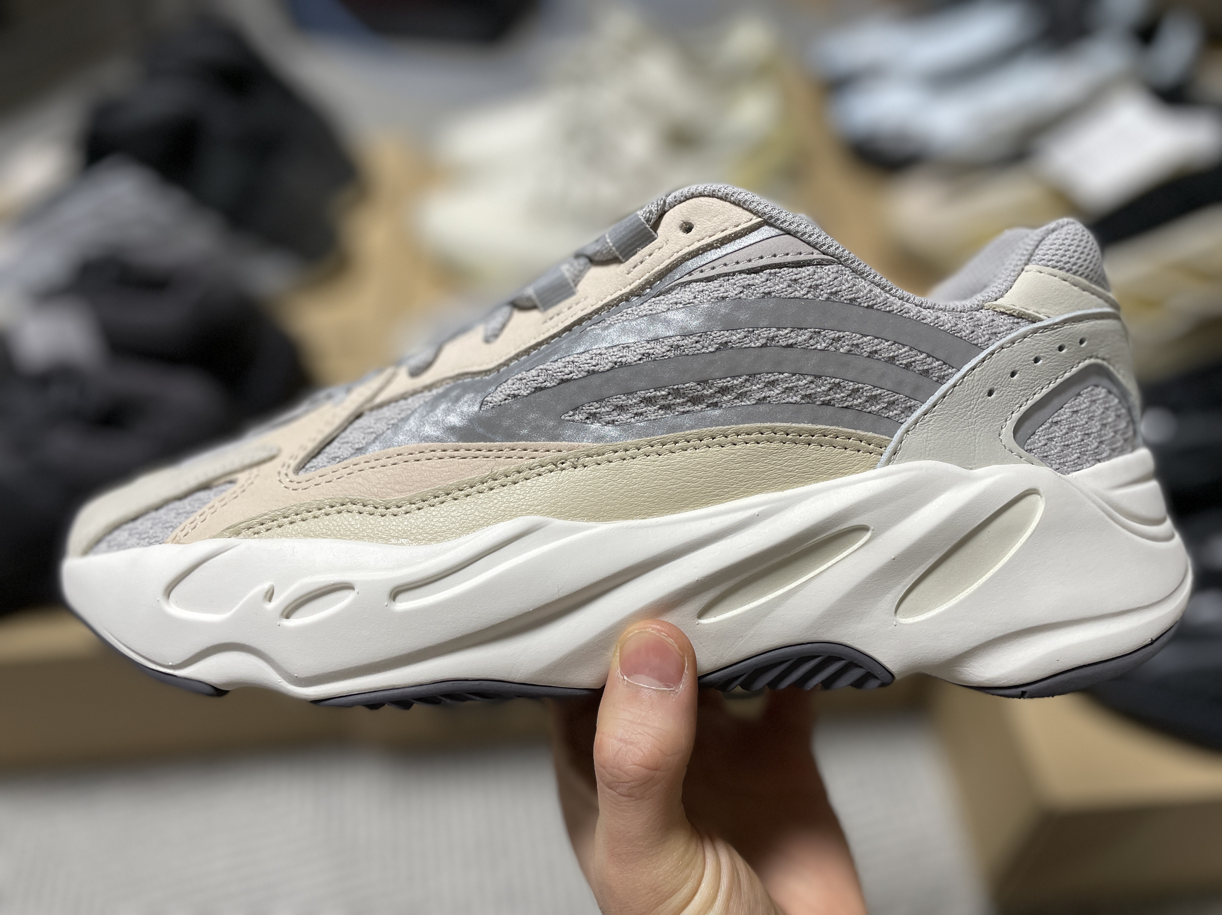 Adidas Yeezy Boost 700 V2 Cream 착용 스타일