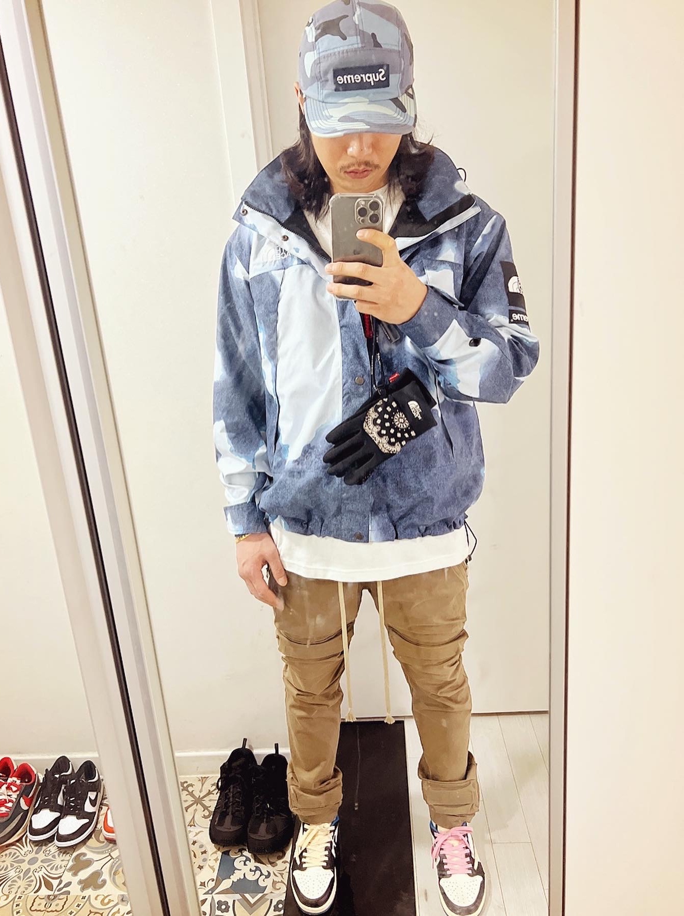 Supreme x The North Face Bleached Denim Print Mountain Jacket Indigo - 21FW, Jordan 1 x Travis Scott x Fragment Retro Low OG SP Military Blue 착용 스타일 - 2