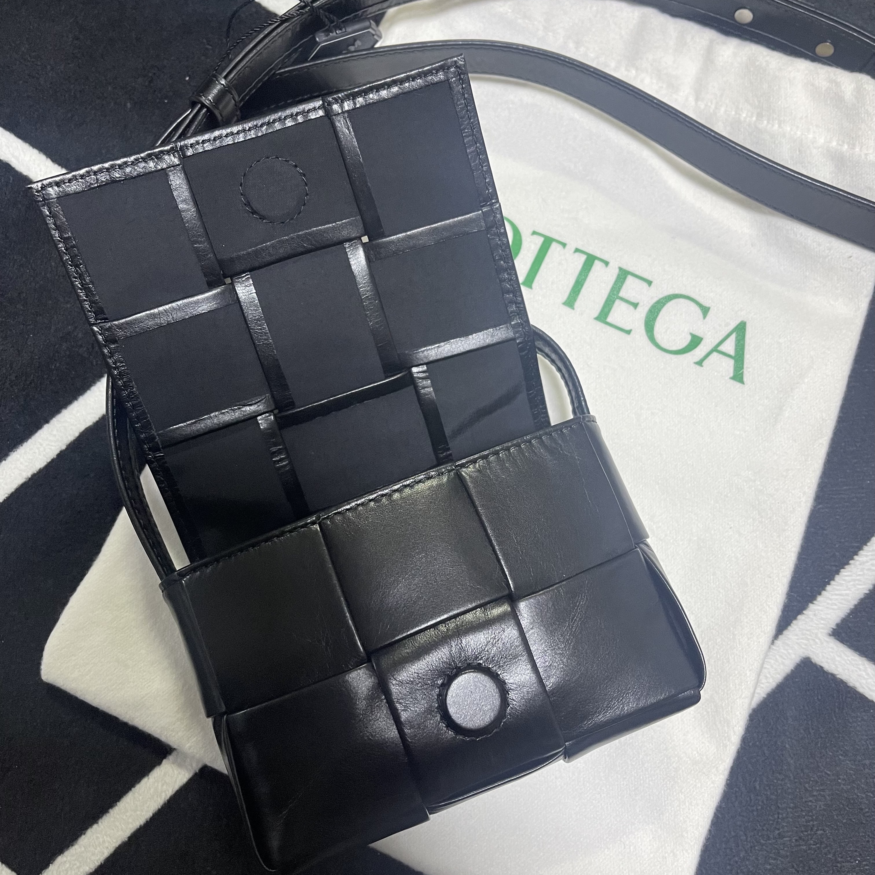 Bottega Veneta Mini Leather Cassette Black 착용 스타일 - 2