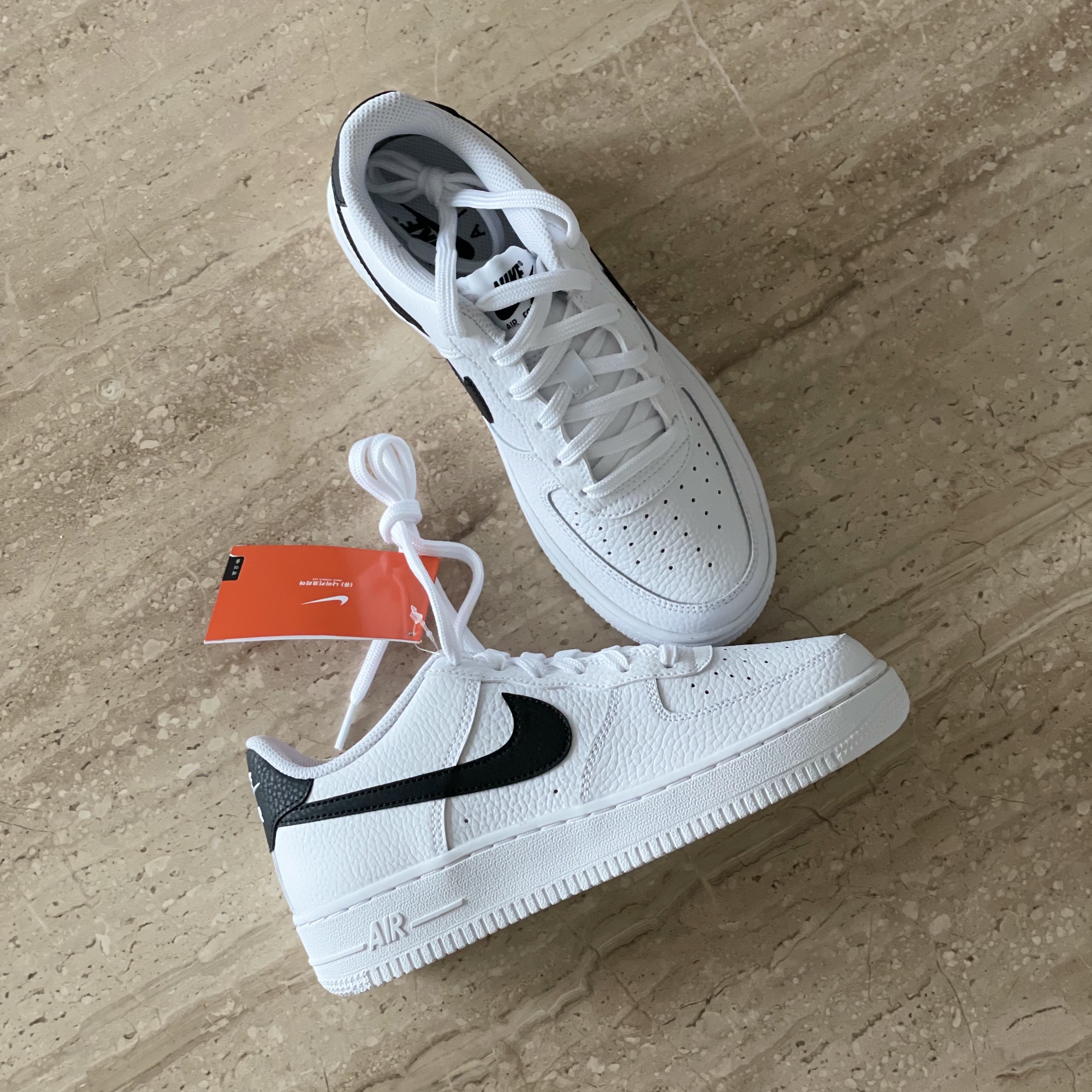 (GS) Nike Air Force 1 White Black 착용 스타일