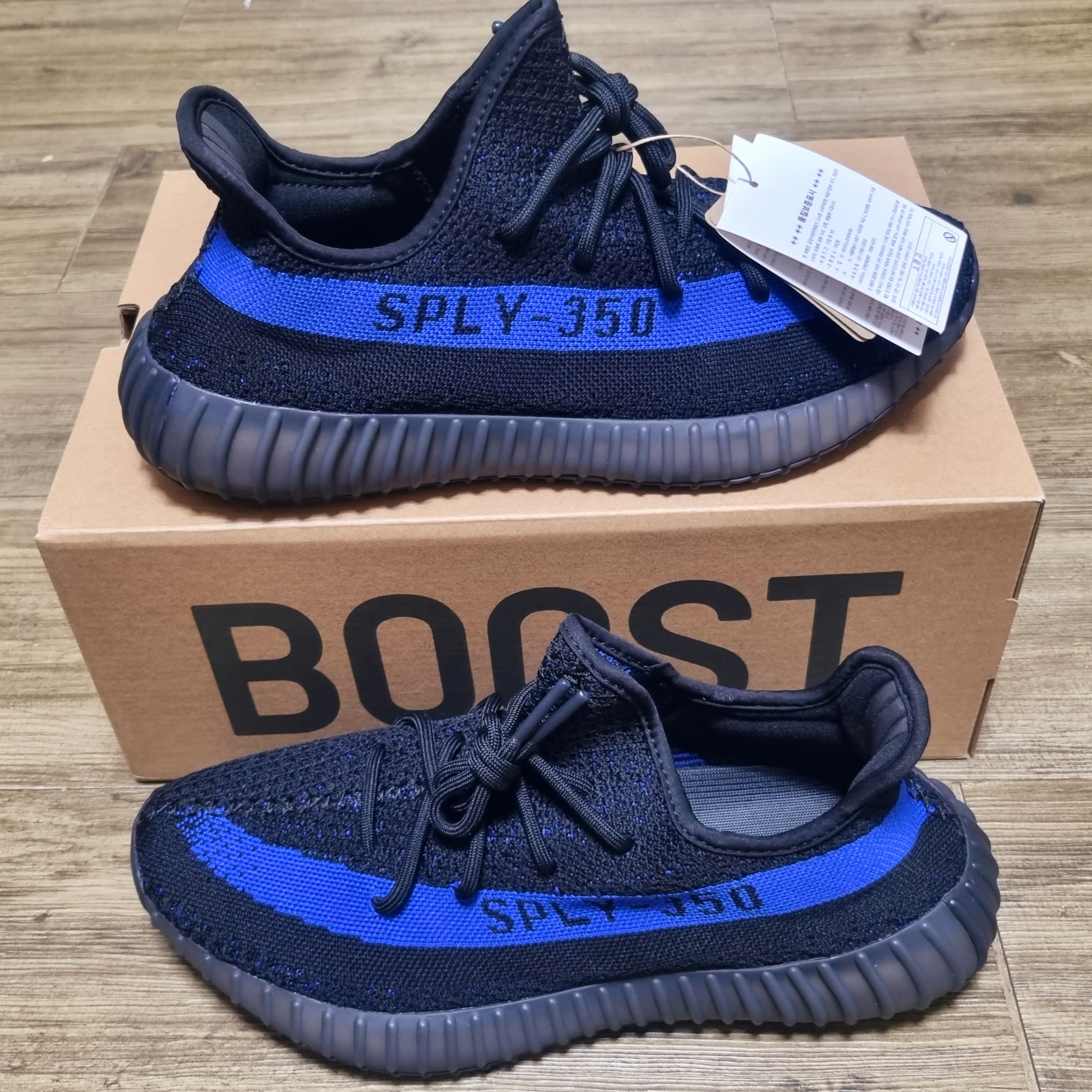 Adidas Yeezy Boost 350 V2 Dazzling Blue 착용 스타일