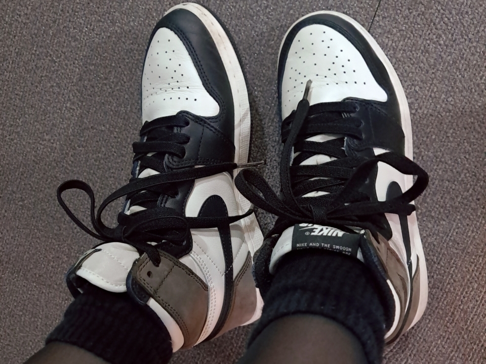 (GS) Jordan 1 Retro High OG Black Mocha 착용 스타일 - 2