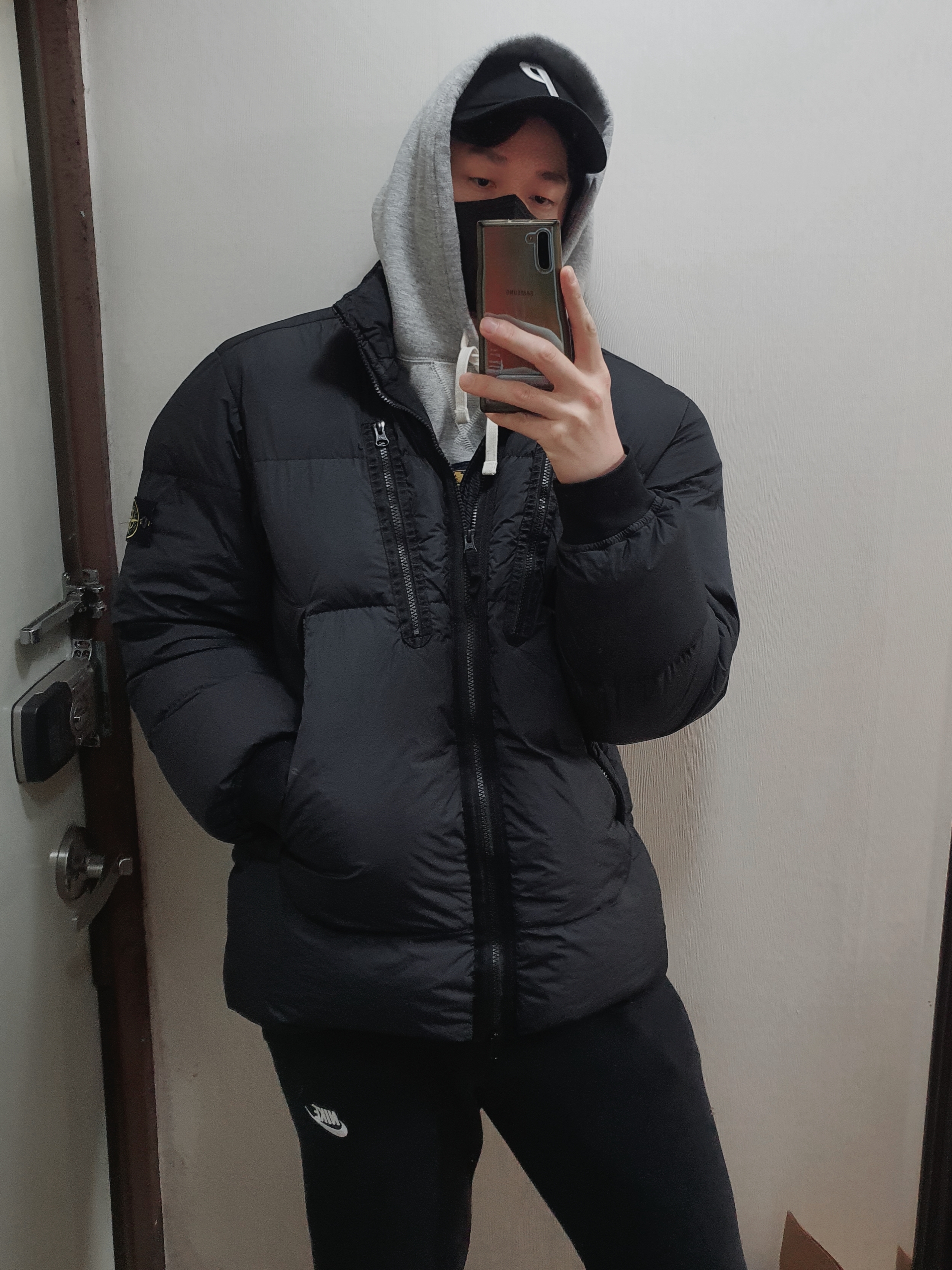 Palace Washed Twill P 6-Panel Black - 22SS, Stone Island 40223 Garment Dyed Crinkle Reps Down Jacket Black - 21FW 착용 스타일