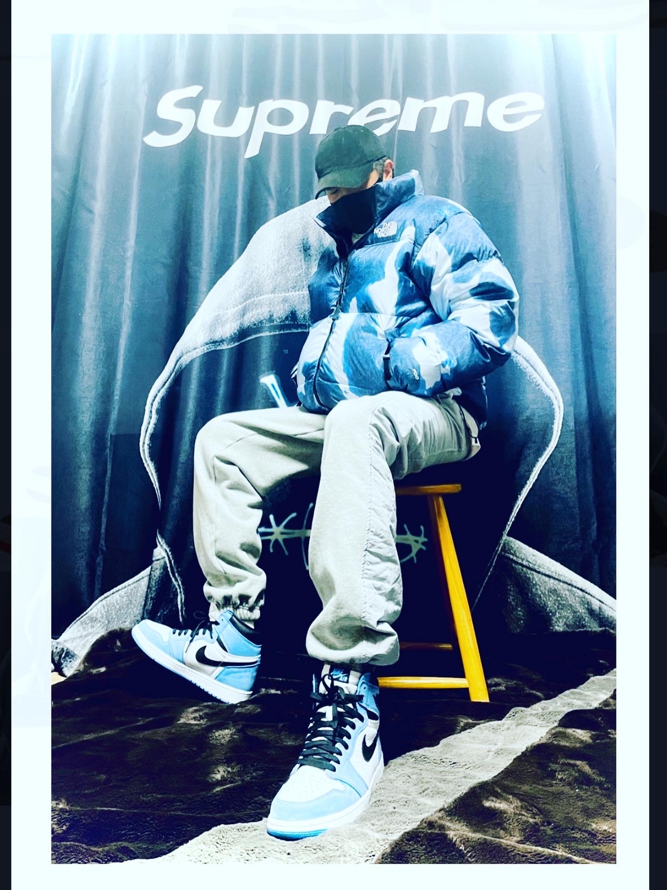 Supreme x The North Face Bleached Denim Print Nuptse Jacket Indigo - 21FW, Jordan 1 Retro High OG University Blue 착용 스타일 - 1