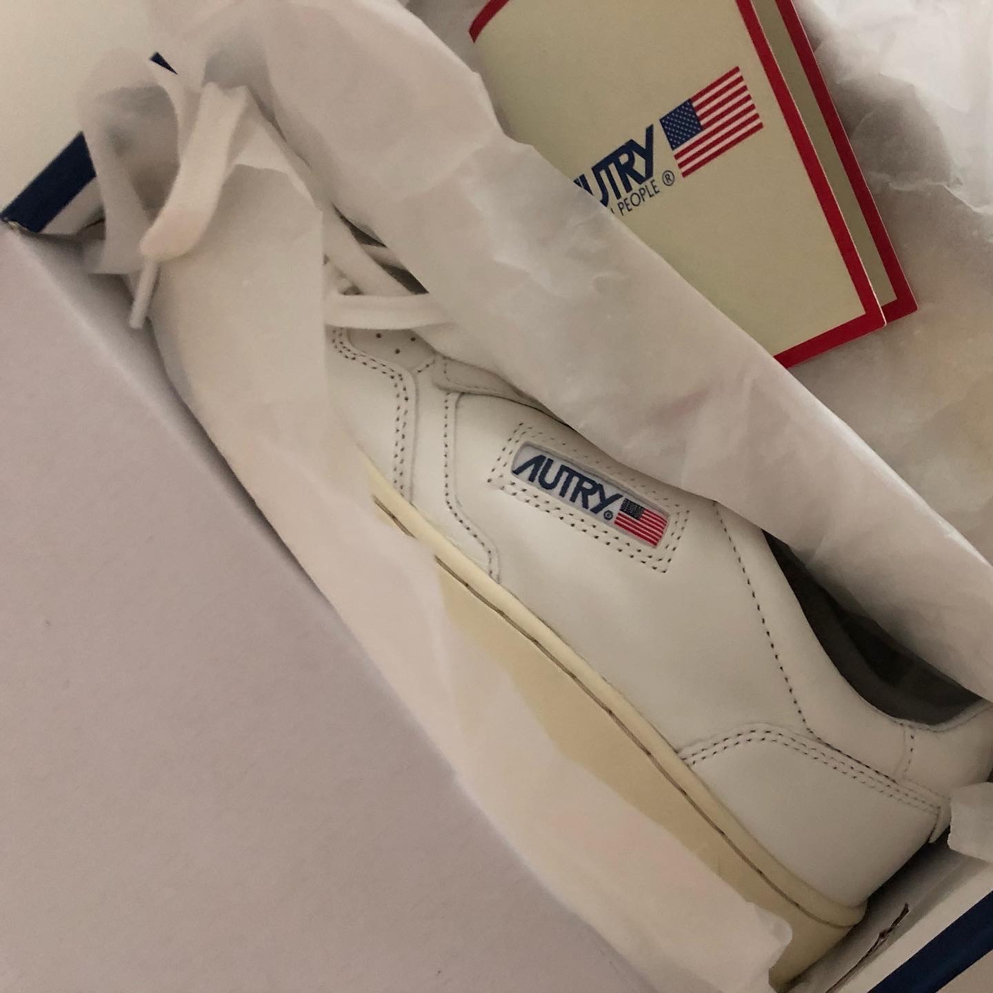 (W) Autry Medalist Low Goatskin Sneakers White 착용 스타일 - 2
