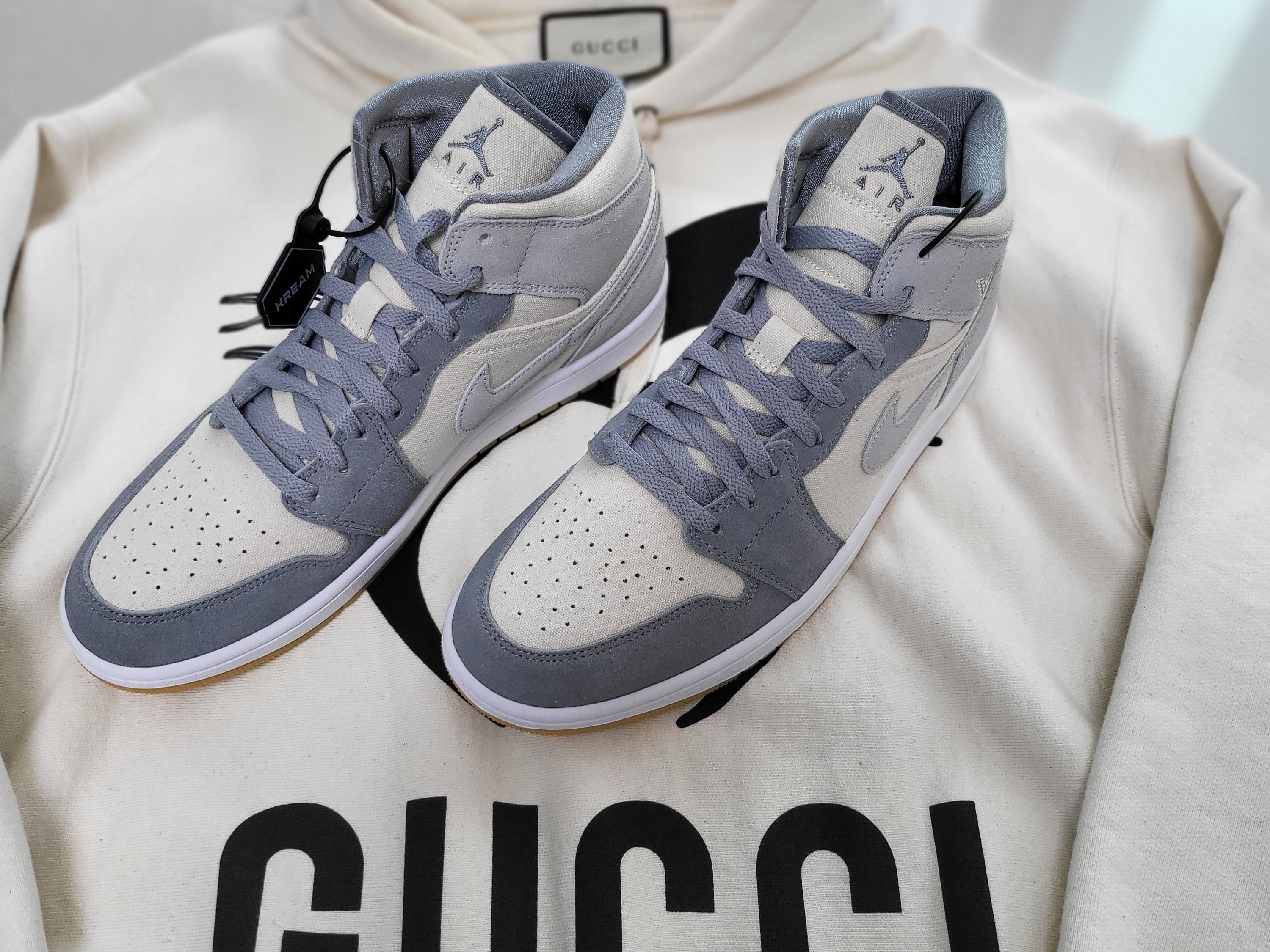 Jordan 1 Mid SE Coconut Milk Particle Grey 착용 스타일