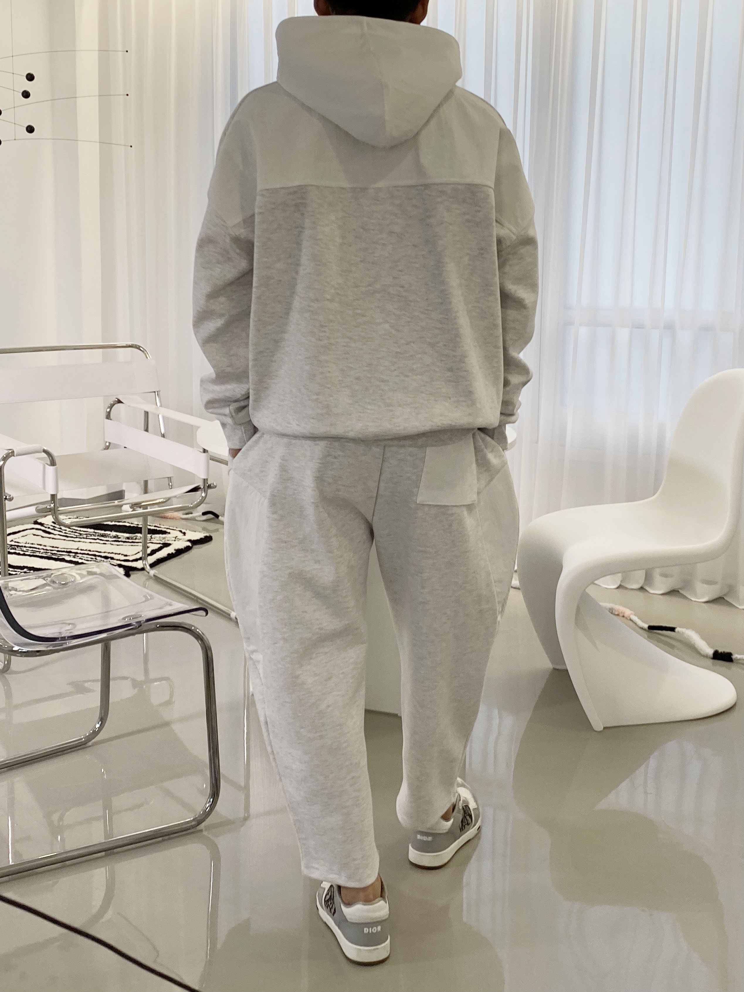 Dior B27 Low-Top Sneakers Gray 착용 스타일 - 2