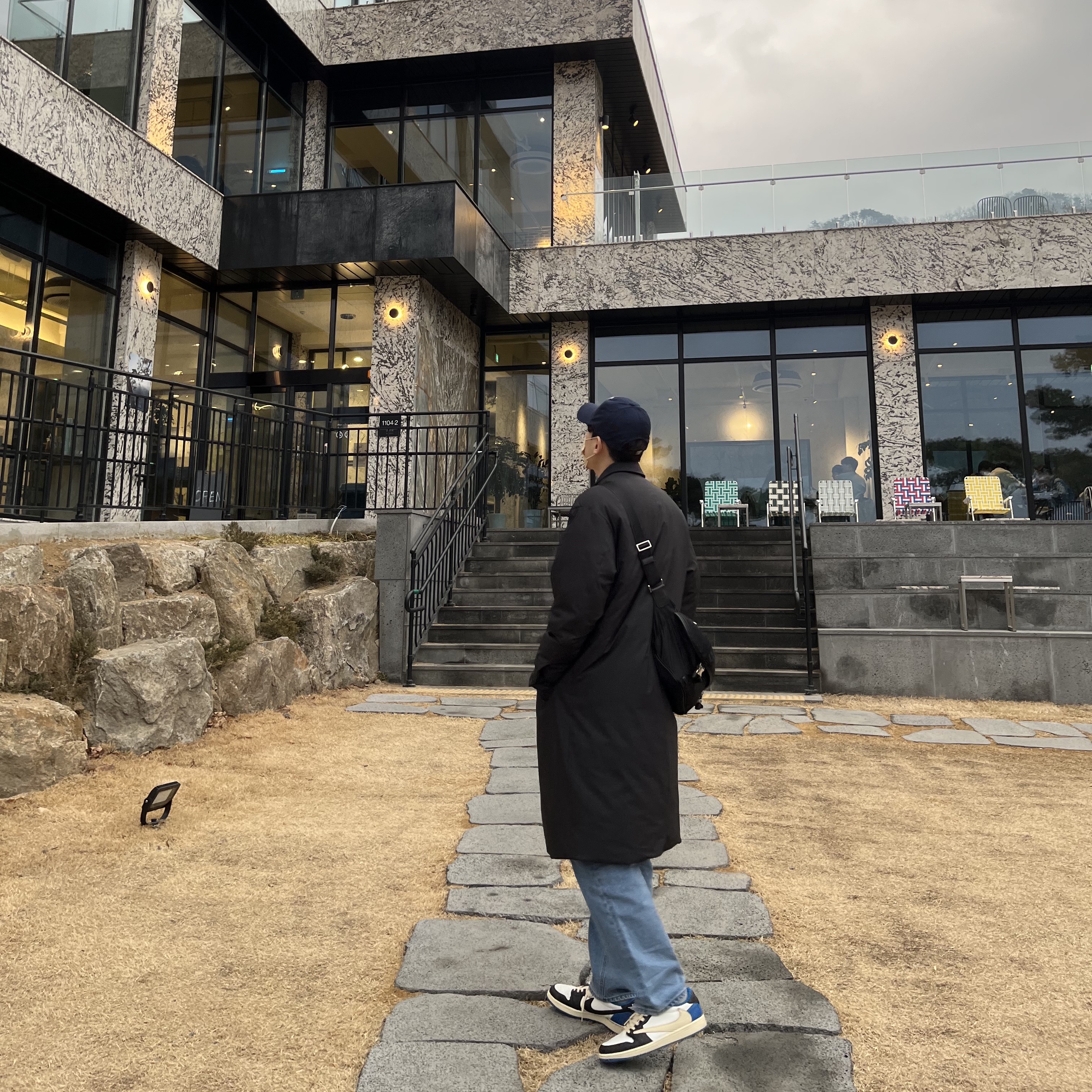 Jordan 1 x Travis Scott x Fragment Retro Low OG SP Military Blue, Prada Re-Nylon and Saffiano Leather Shoulder Bag Black 착용 스타일 - 3
