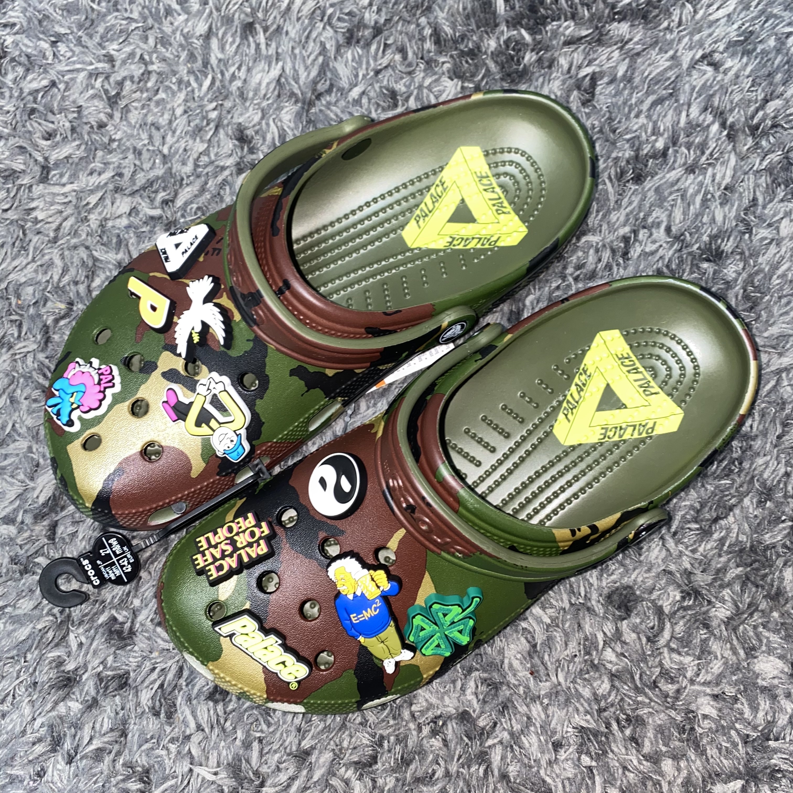 Crocs x Palace Classic Clog Woodland Camo 착용 스타일 - 1