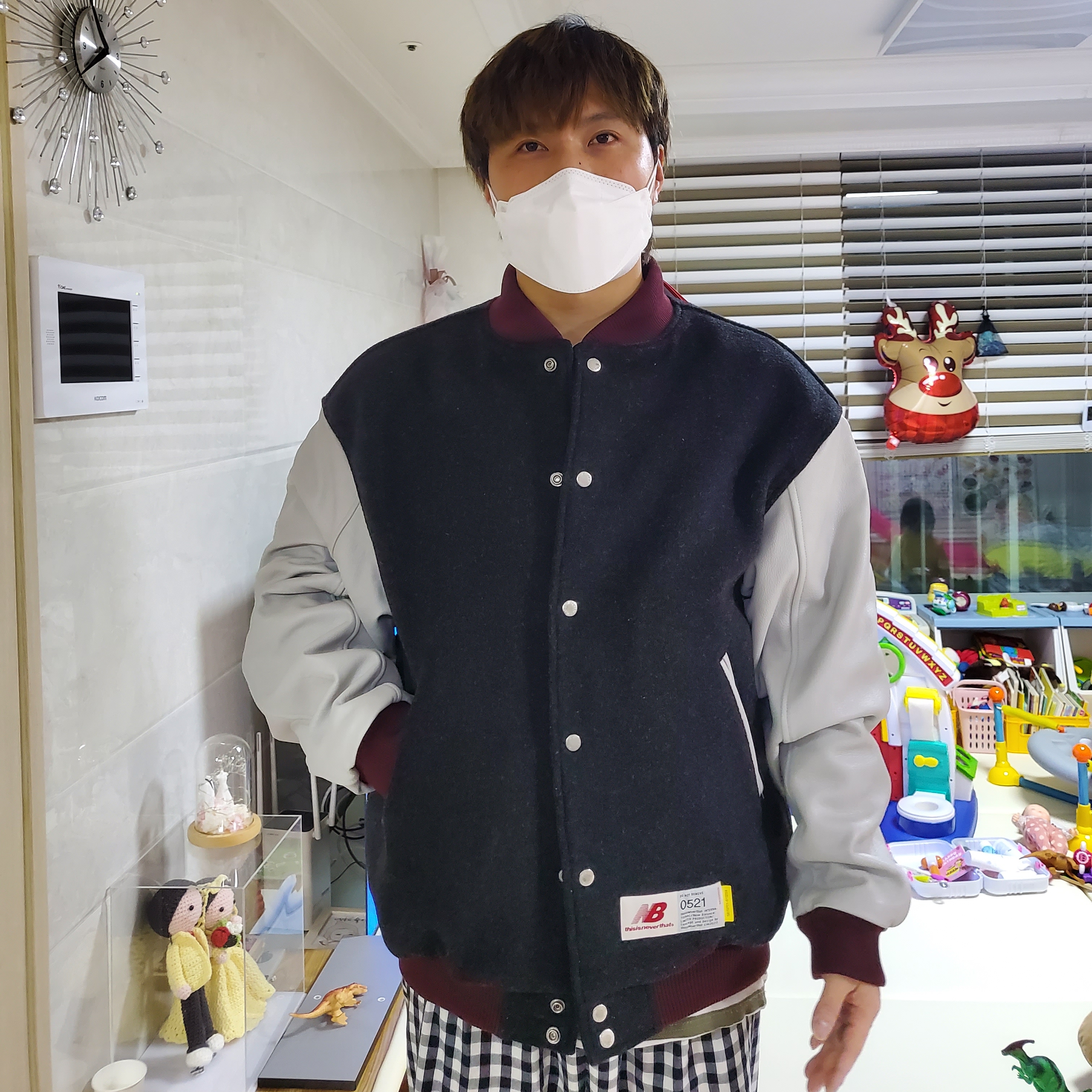New Balance x Thisisneverthat Varsity Jacket Charcoal 착용 스타일 - 1