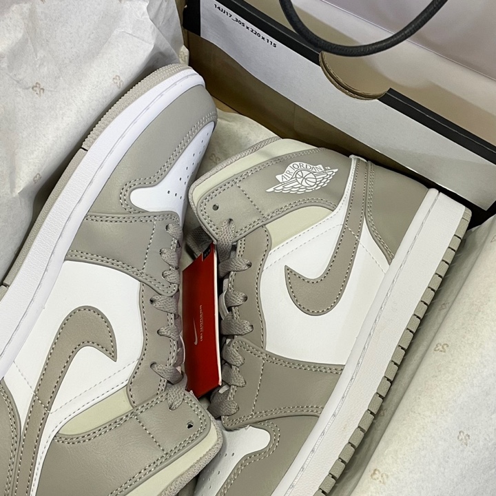 Jordan 1 Mid College Grey 착용 스타일