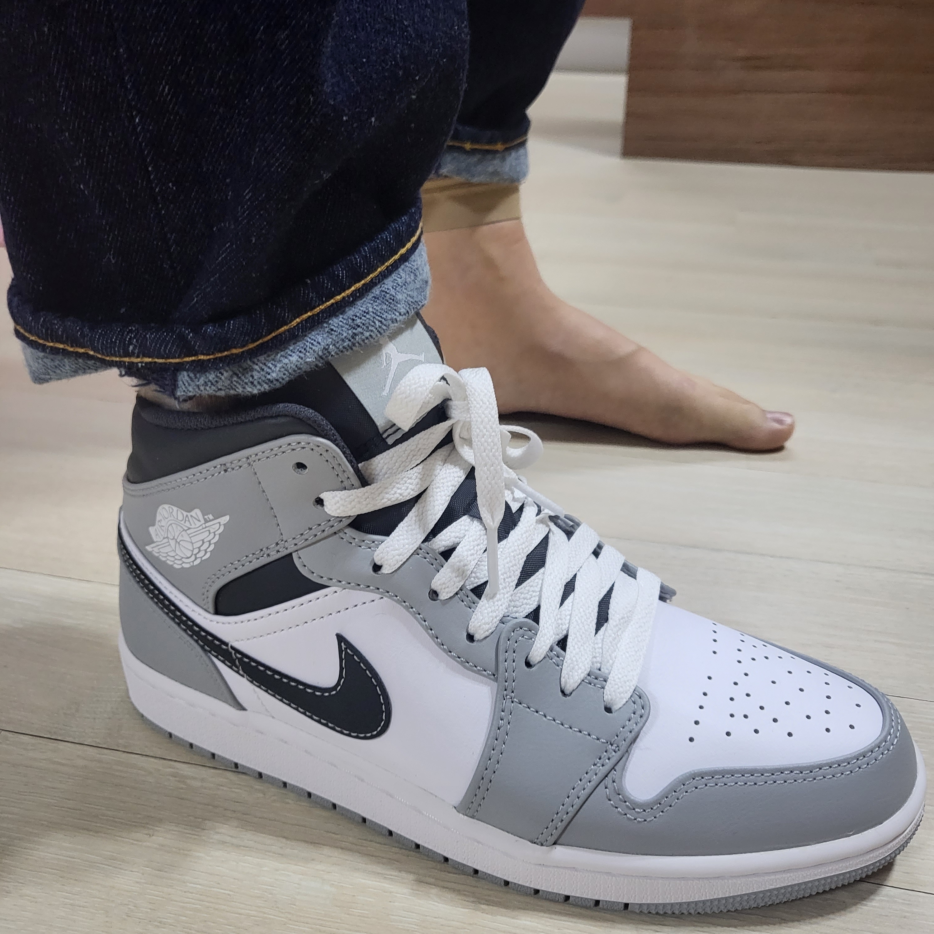 Jordan 1 Mid Light Smoke Grey Anthracite 착용 스타일 - 2