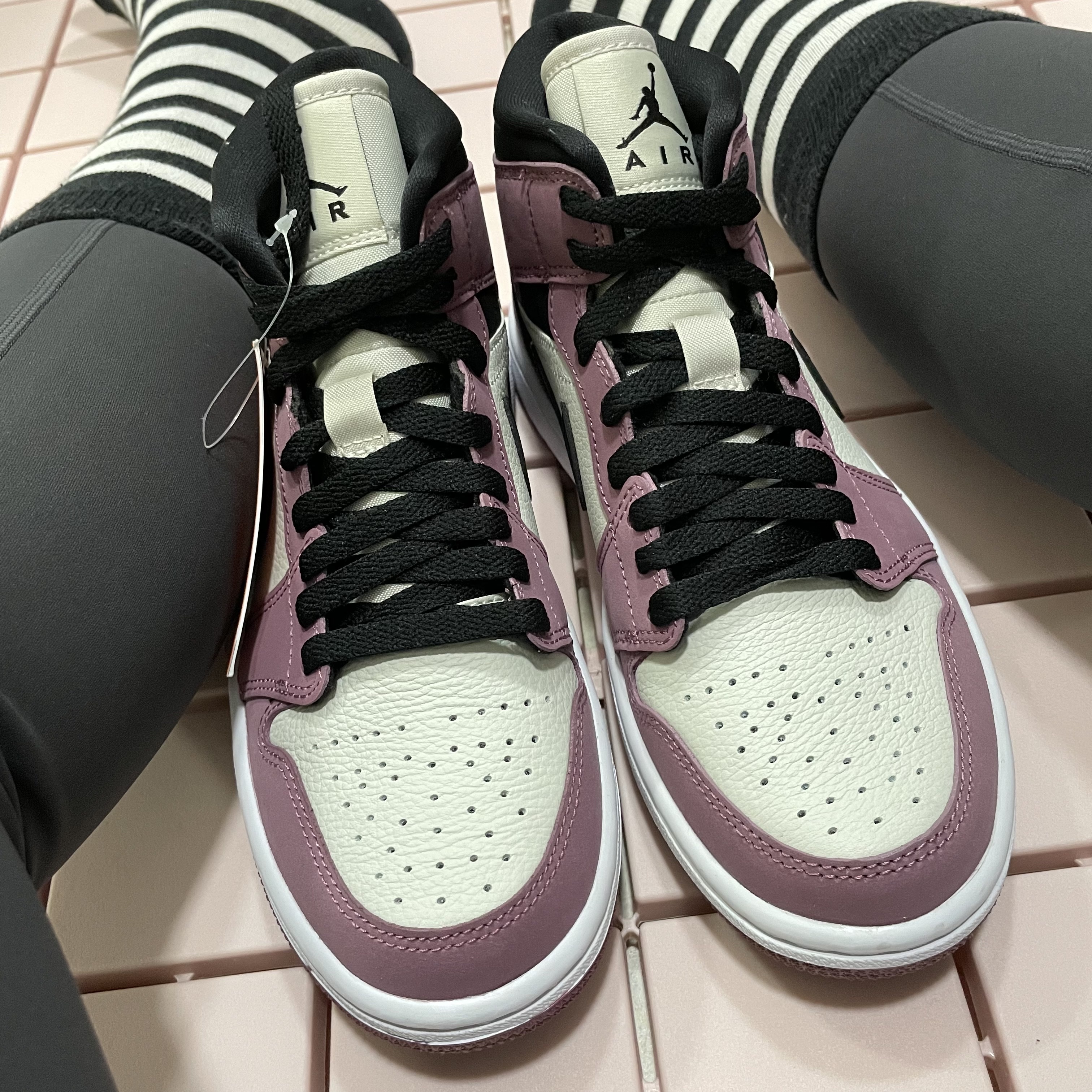 (W) Jordan 1 Mid SE Light Mulberry 착용 스타일 - 2