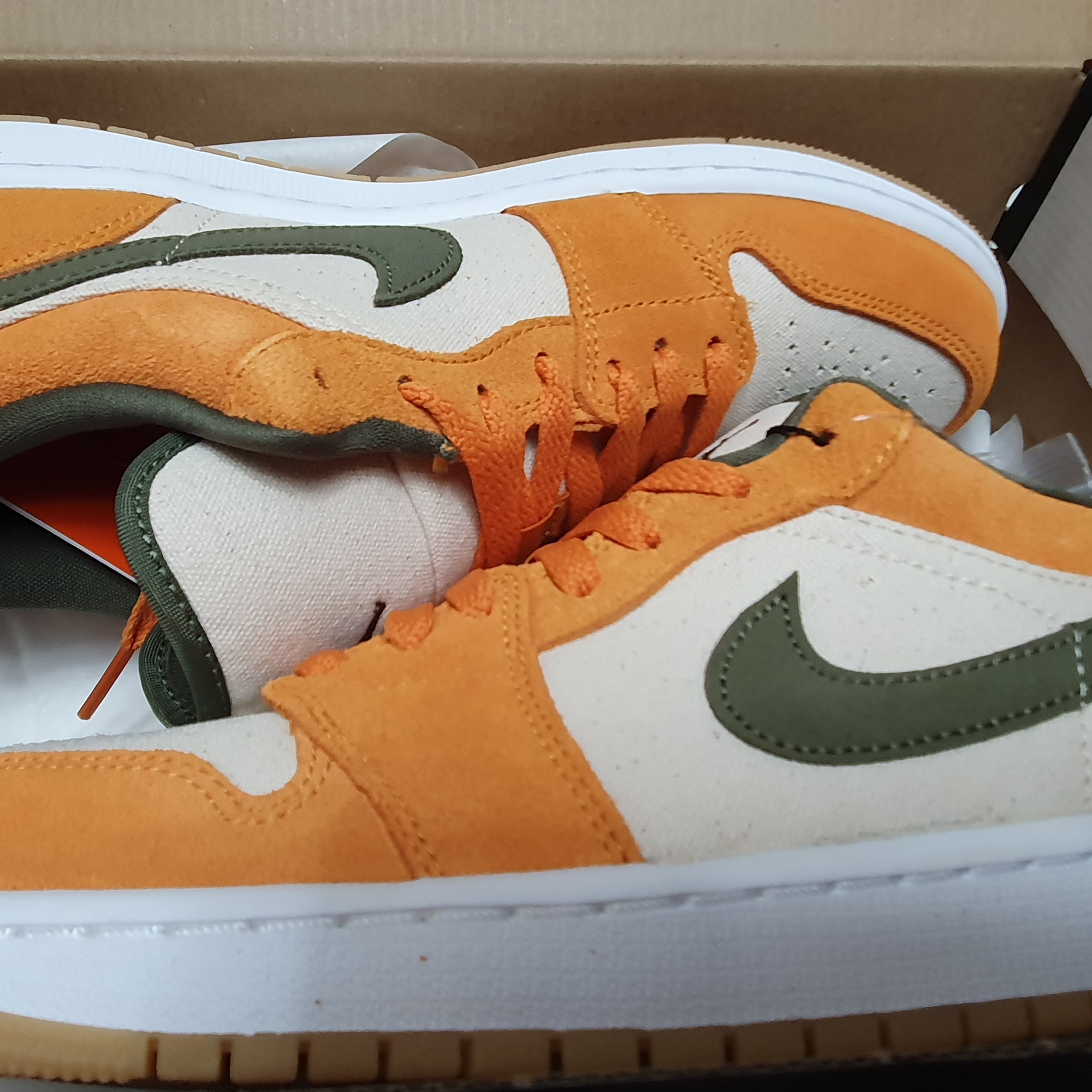 Jordan 1 Low SE Light Curry 착용 스타일 - 2