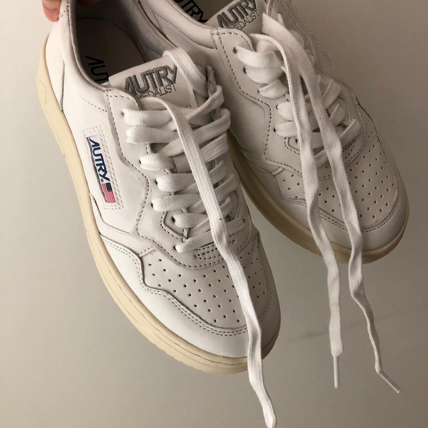 (W) Autry Medalist Low Goatskin Sneakers White 착용 스타일 - 1
