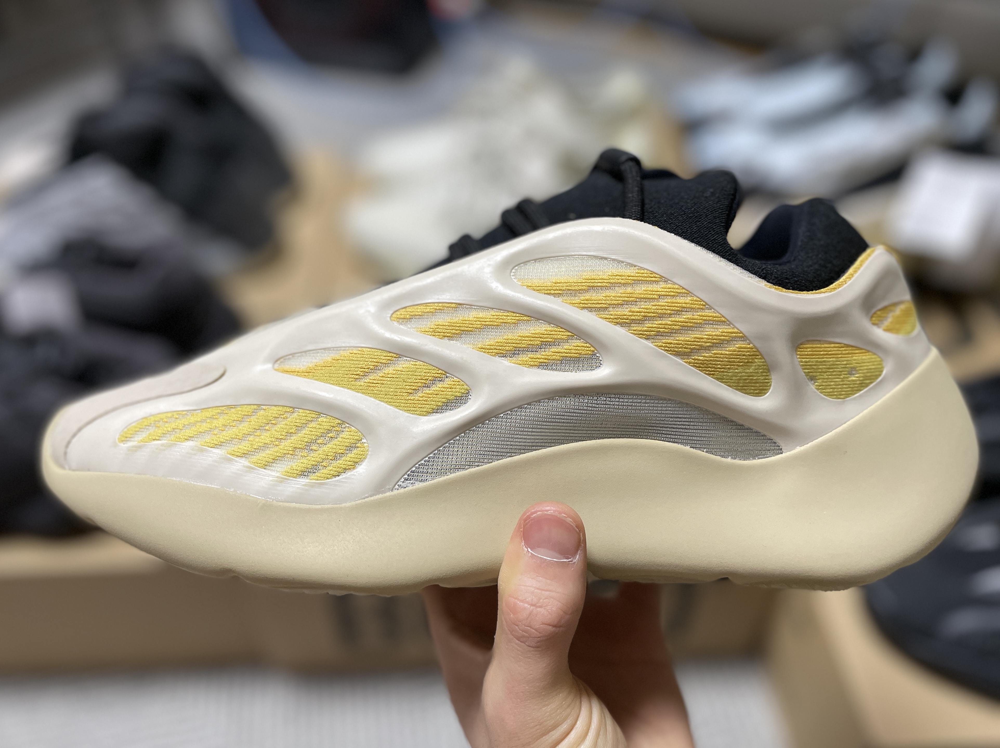 Adidas Yeezy 700 V3 Safflower 착용 스타일