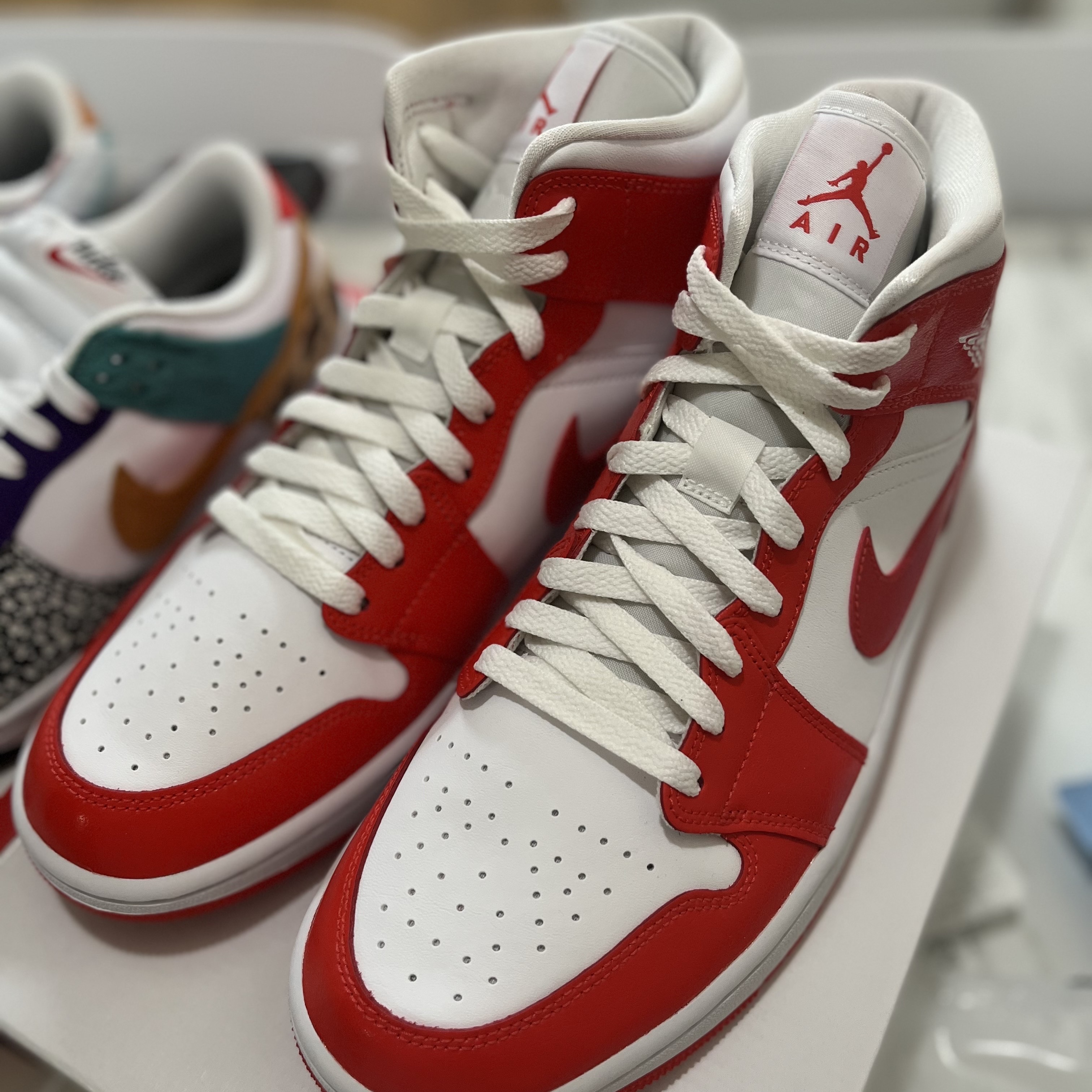 (W) Jordan 1 Mid Habanero Red 착용 스타일