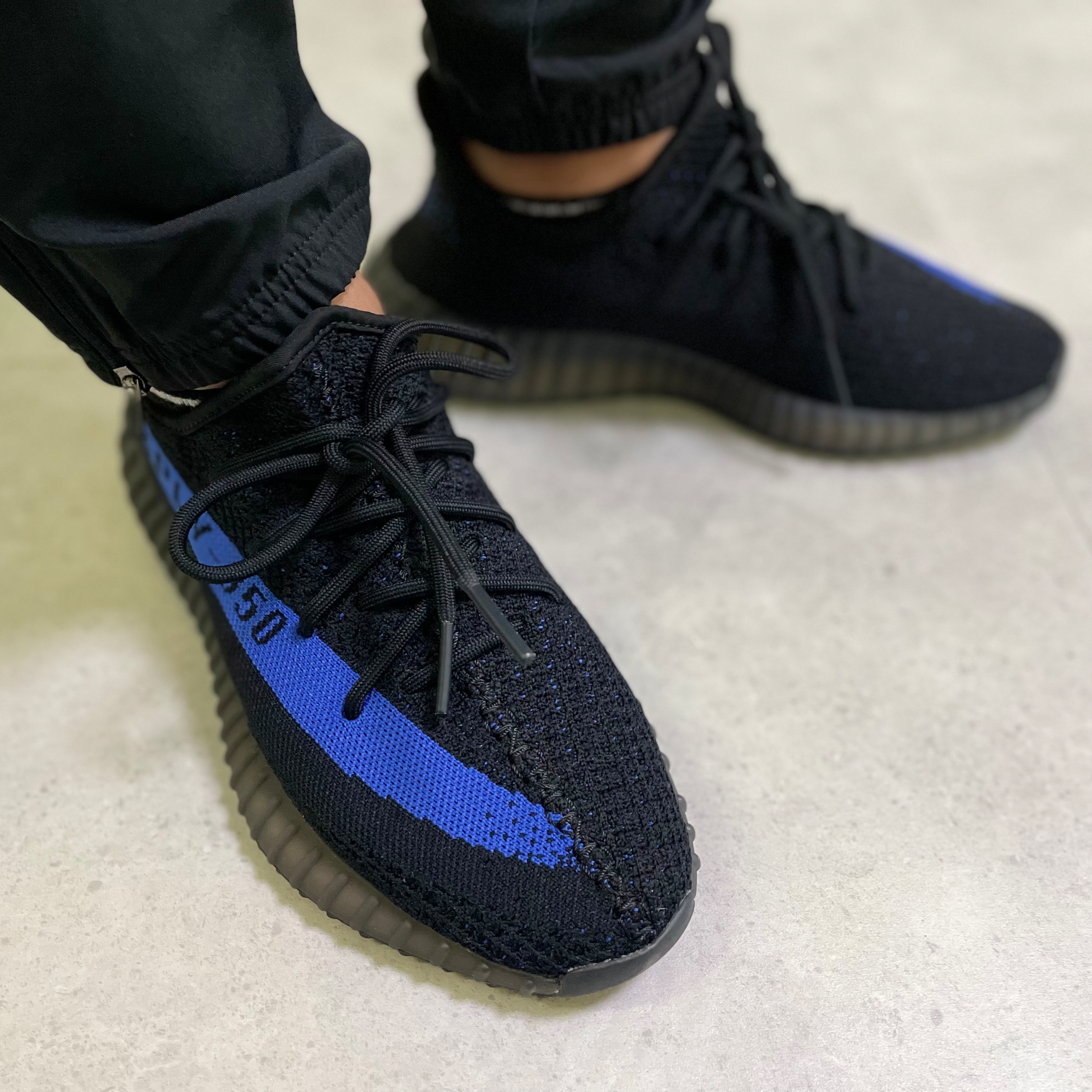 Adidas Yeezy Boost 350 V2 Dazzling Blue 착용 스타일 - 4