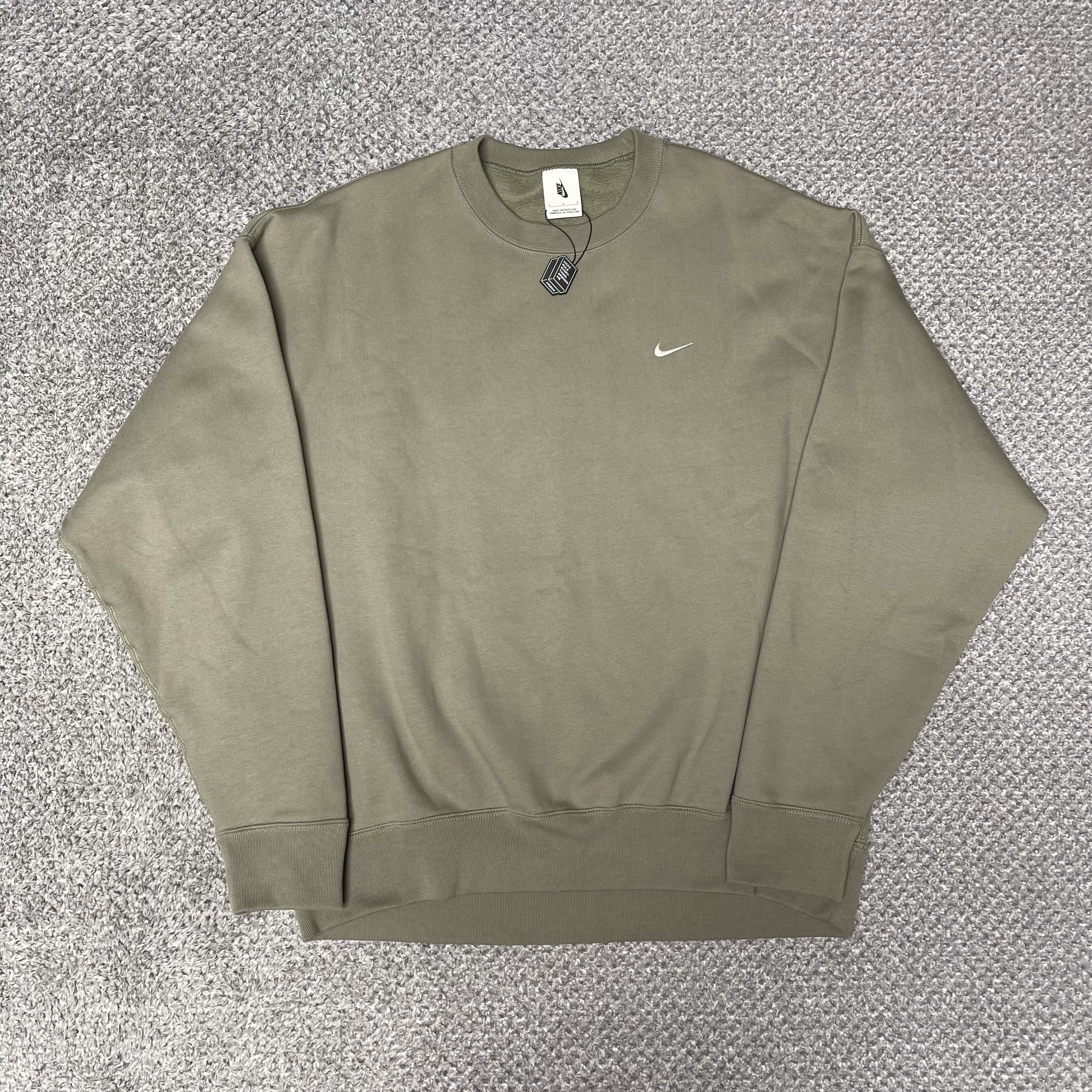 Nike NRG Solo Swoosh Crew Fleece Light Army - US/EU 착용 스타일