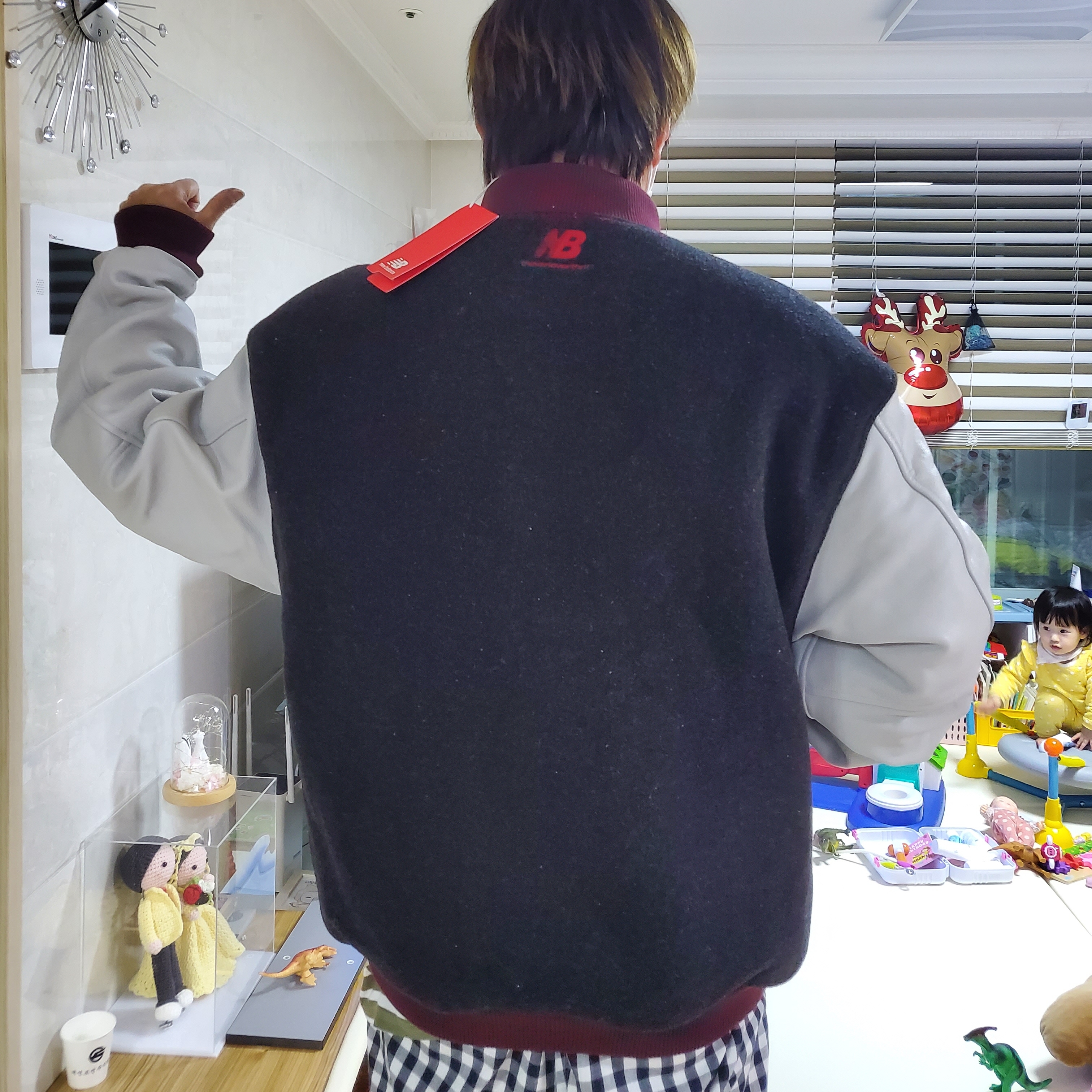 New Balance x Thisisneverthat Varsity Jacket Charcoal 착용 스타일 - 2