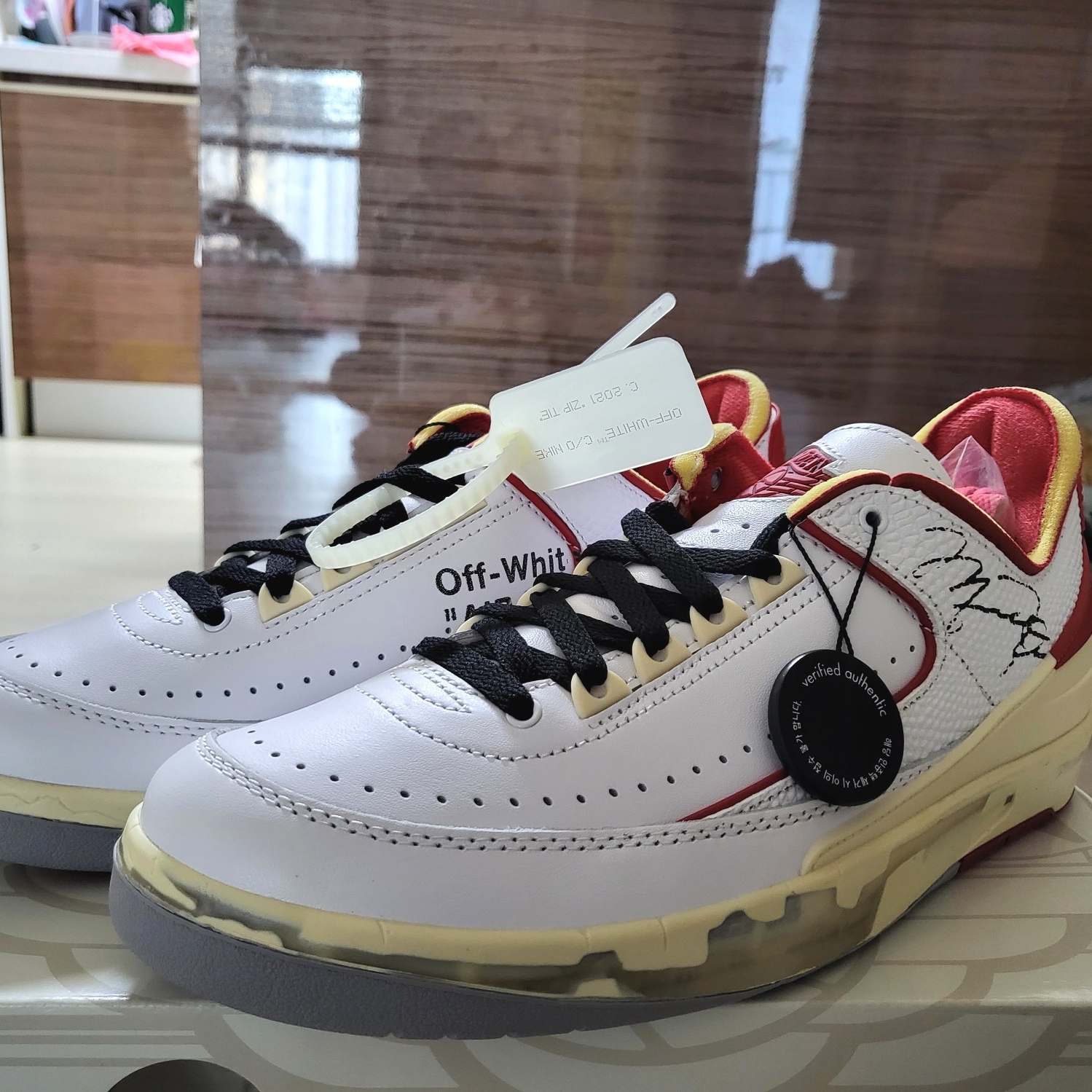 Jordan 2 x Off-White Retro Low SP White and Varsity Red 착용 스타일